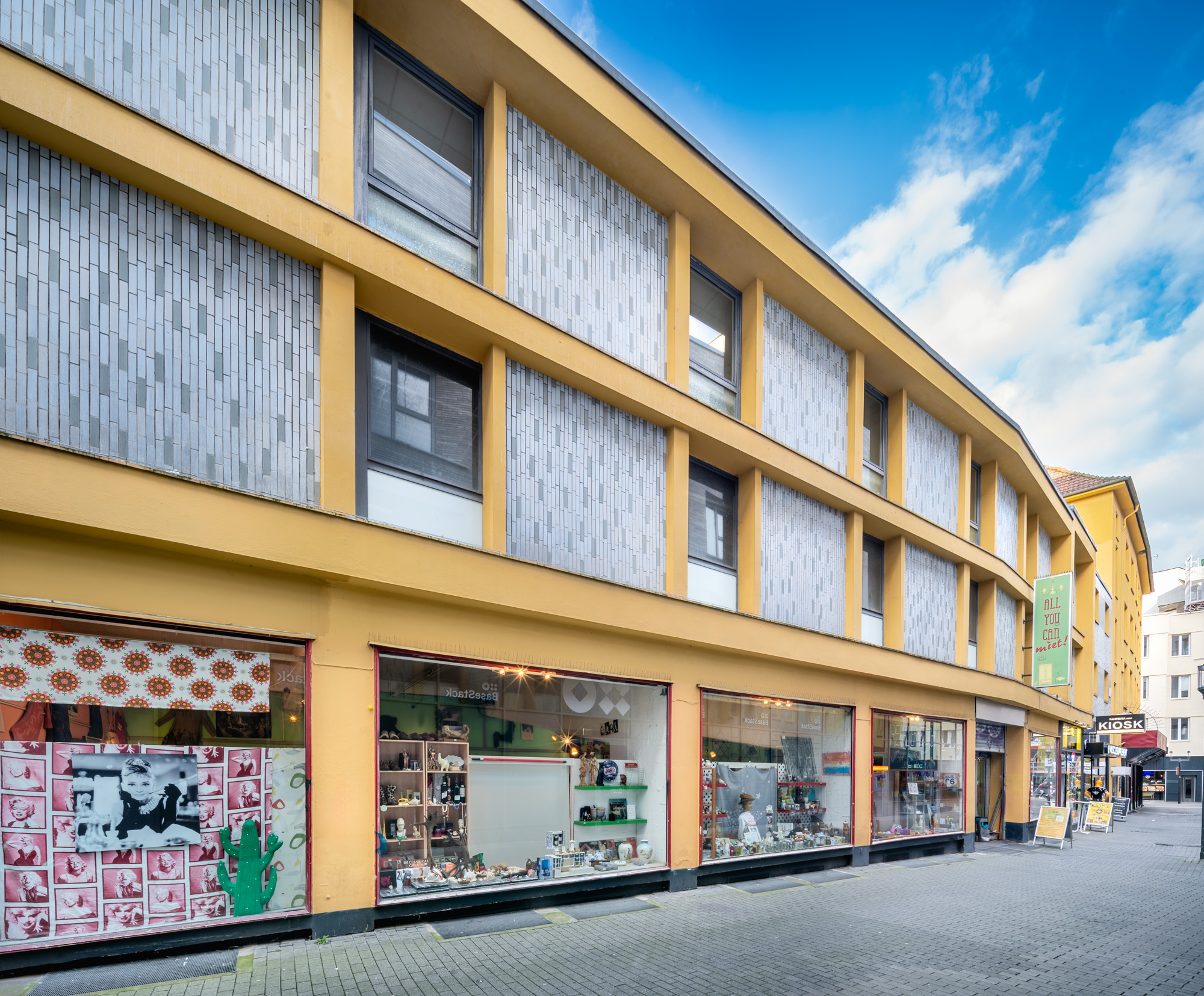 Direkt vom Eigentümer: lichtdurchflutete Verkaufsfläche mit breiter Fensterfront in 1A-Lage - brueckstr-20-26-hohe-luft-fassade-schaufensterfront-web