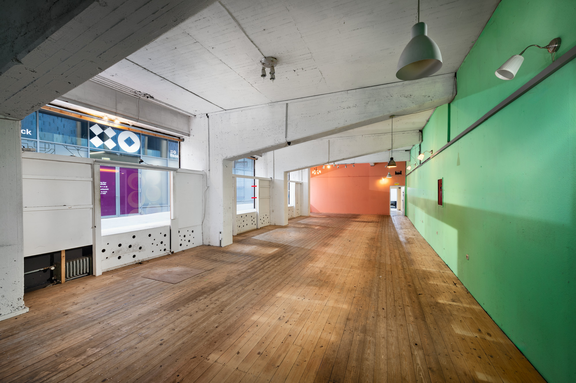 Direkt vom Eigentümer: lichtdurchflutete Verkaufsfläche mit breiter Fensterfront in 1A-Lage - hohe-luft-troedelladen-totale-blick-nach-hinten-web