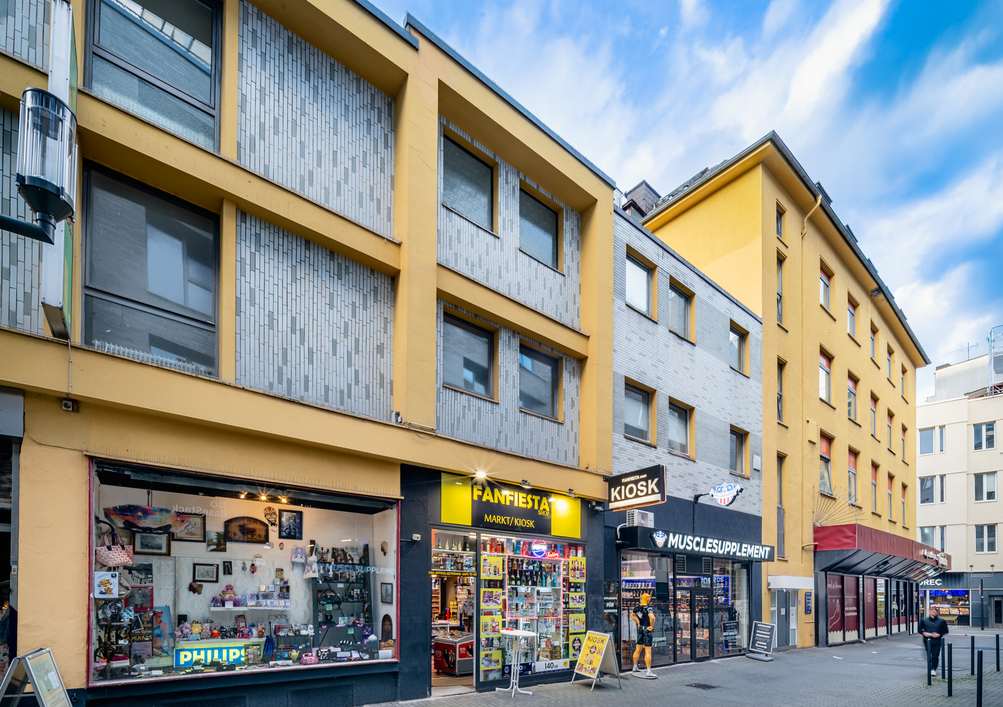 Direkt vom Eigentümer: lichtdurchflutete Verkaufsfläche mit breiter Fensterfront in 1A-Lage - brueckstr-20-26-hohe-luft-fassade-2-web