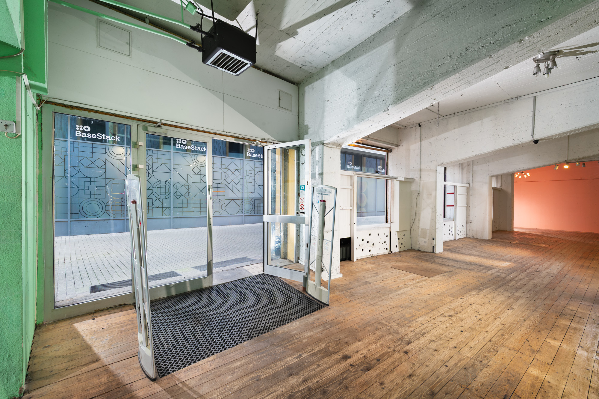 Direkt vom Eigentümer: lichtdurchflutete Verkaufsfläche mit breiter Fensterfront in 1A-Lage - hohe-luft-troedelladen-eingang-innen-web