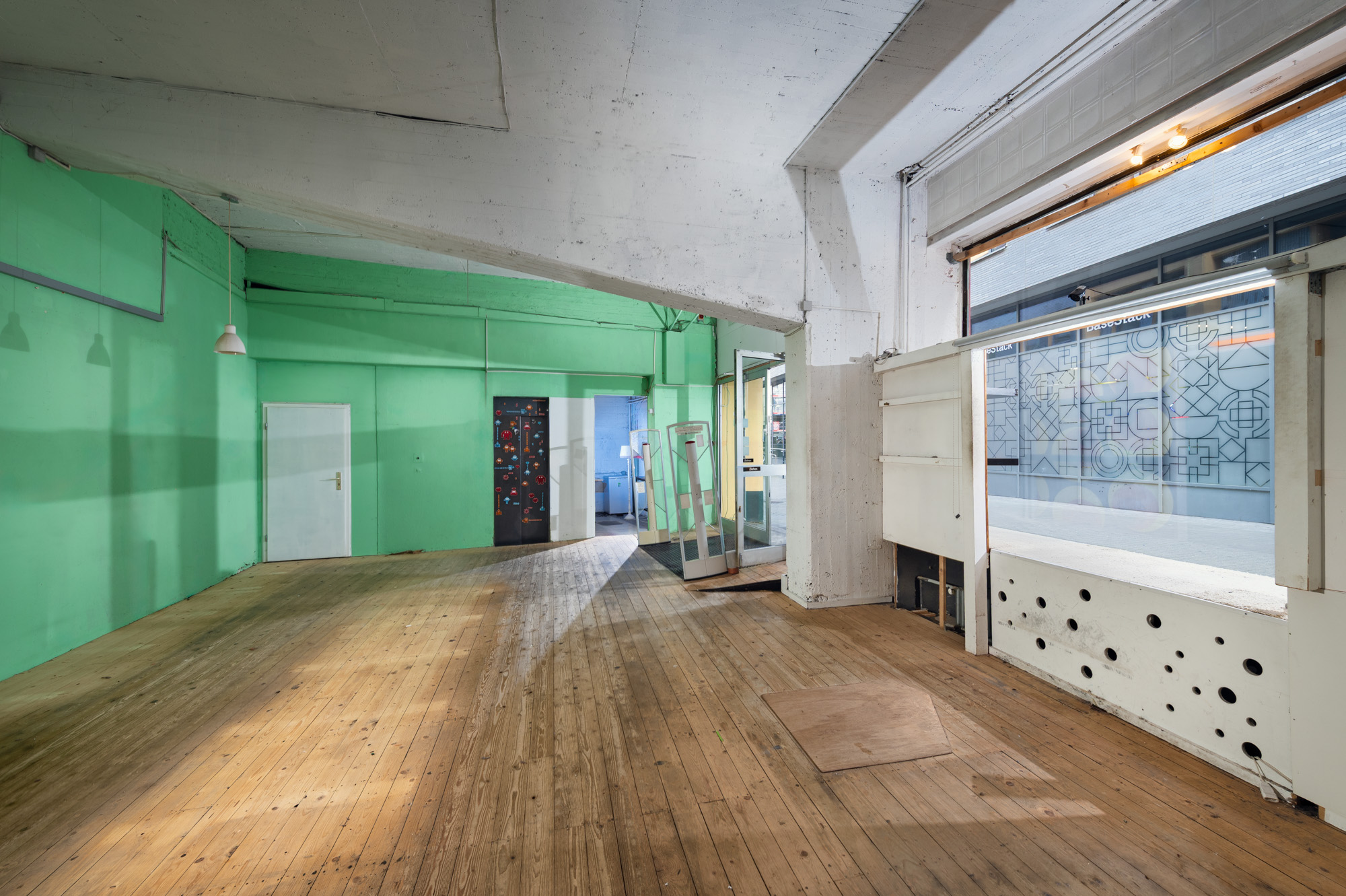 Direkt vom Eigentümer: lichtdurchflutete Verkaufsfläche mit breiter Fensterfront in 1A-Lage - hohe-luft-troedelladen-totale-vorne-web