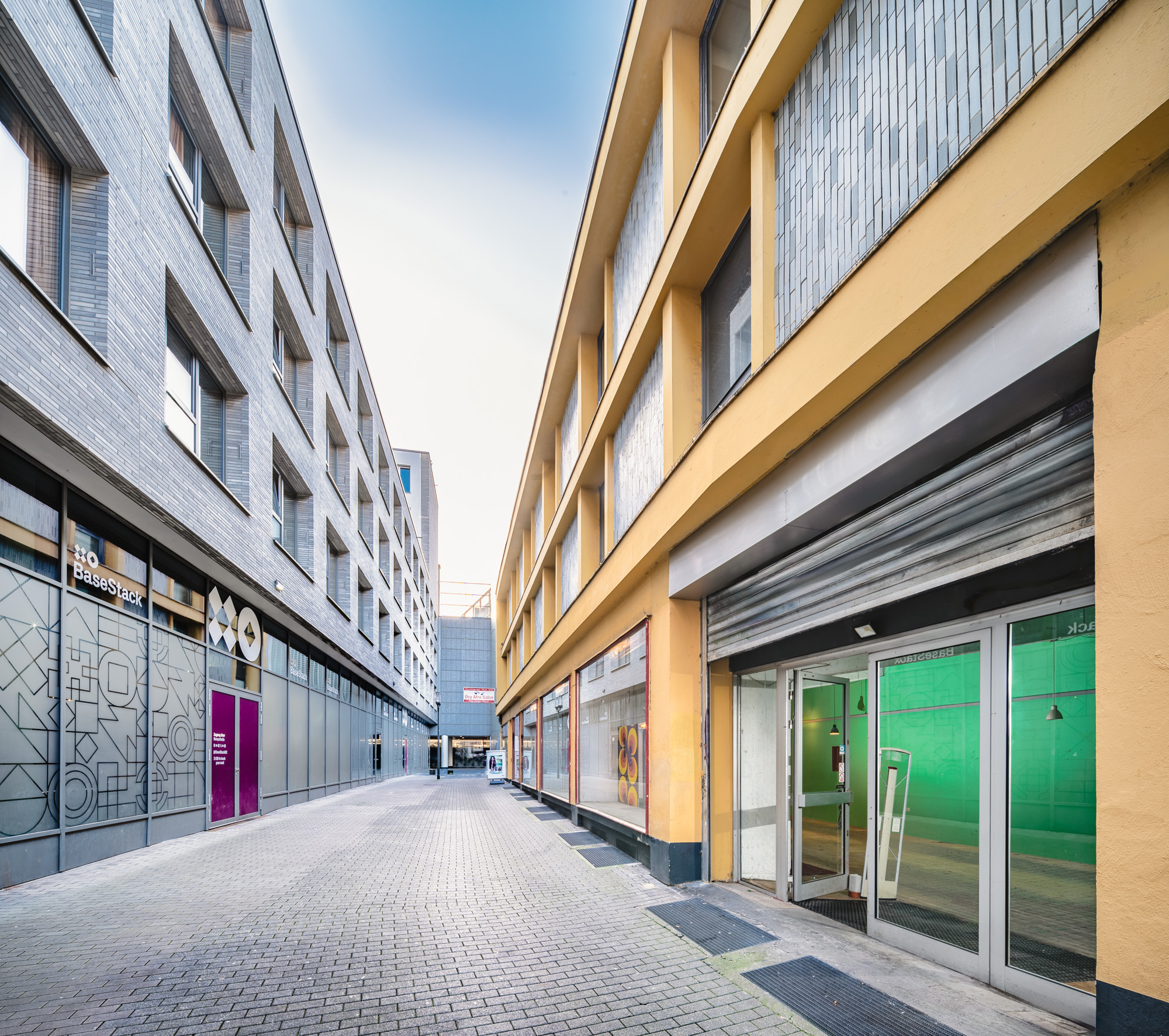 Direkt vom Eigentümer: lichtdurchflutete Verkaufsfläche mit breiter Fensterfront in 1A-Lage - hohe-luft-troedelladen-eingang-web