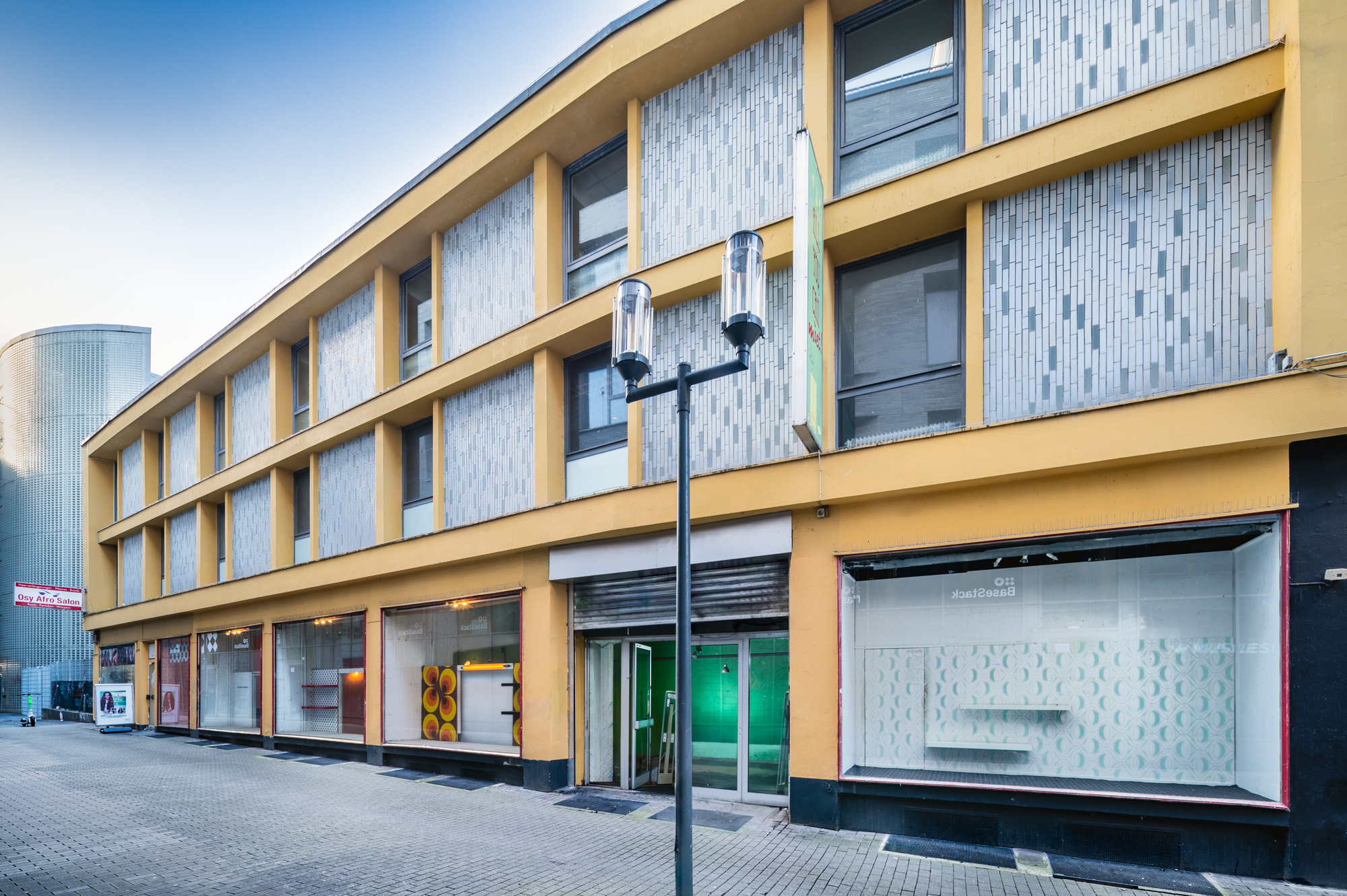 Direkt vom Eigentümer: lichtdurchflutete Verkaufsfläche mit breiter Fensterfront in 1A-Lage - hohe-luft-troedelladen-totale-web