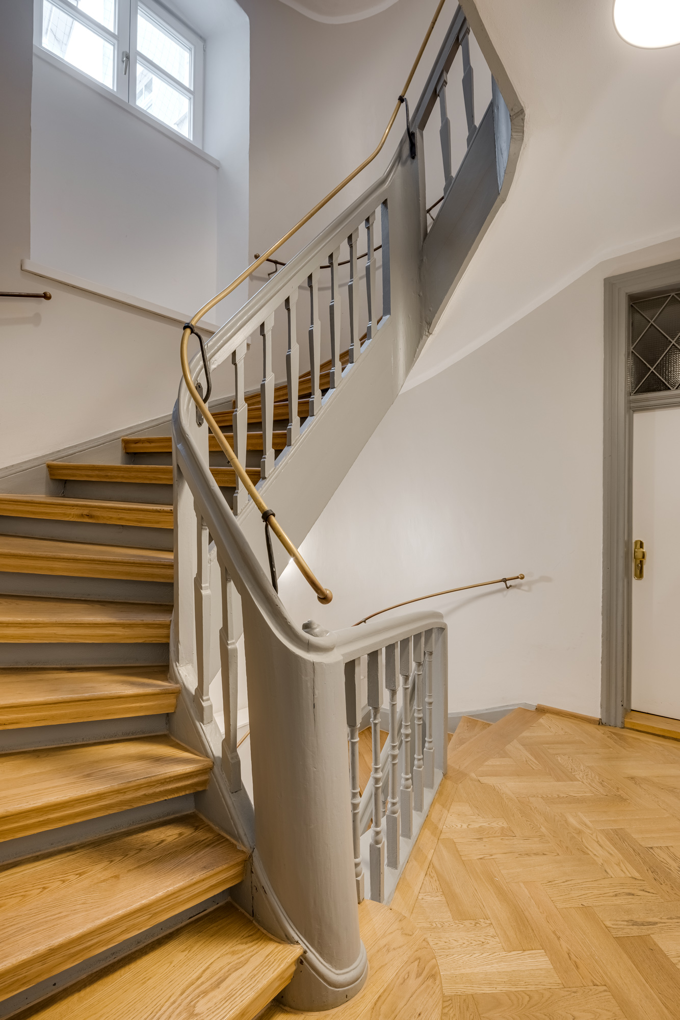 Provisionsfrei!: charmantes Altbau-Büro mitten auf der Sendlinger Straße! - Treppenhaus