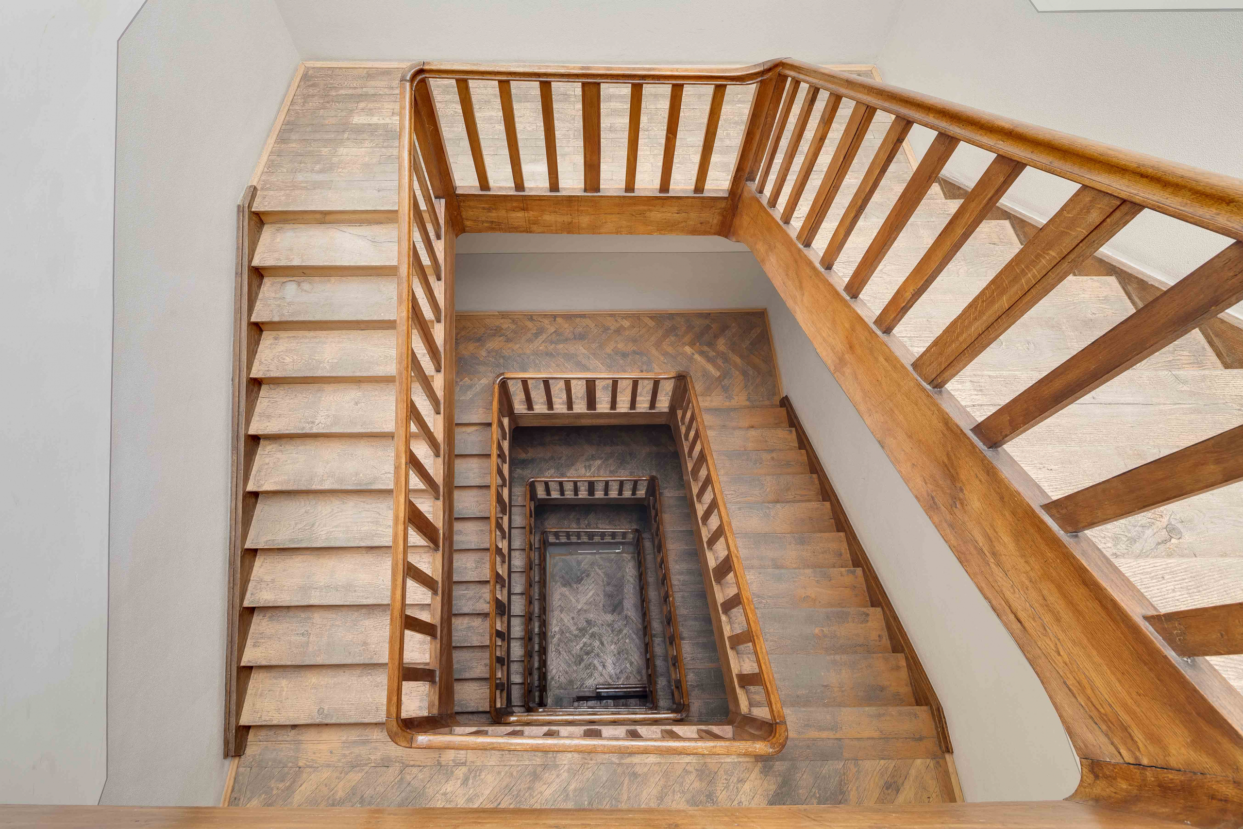 Direkt vom Eigentümer: Helle Altbauwohnung mit Balkon am Sendlinger Tor - Treppenhaus