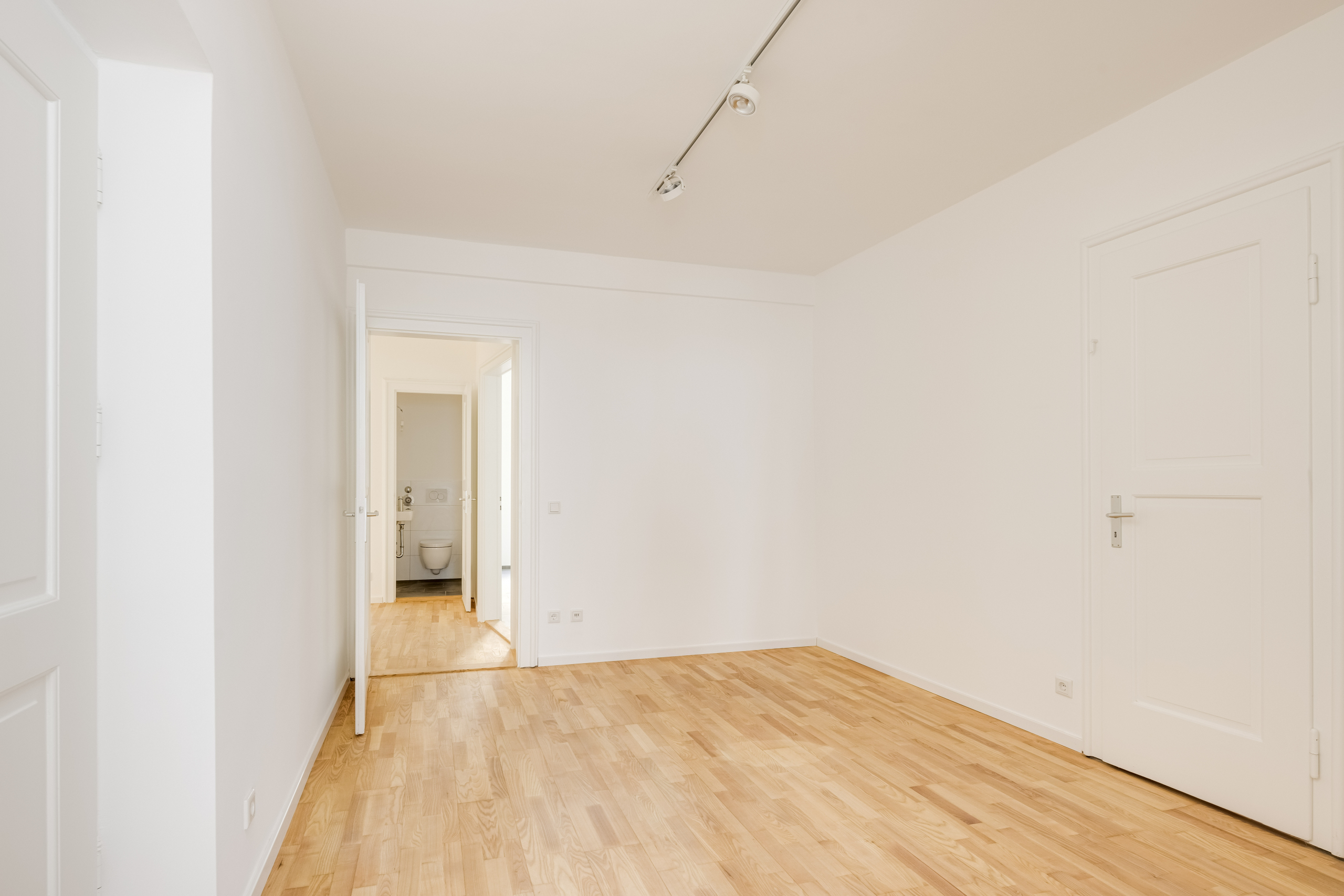 Direkt vom Eigentümer: Helle Altbauwohnung mit Balkon am Sendlinger Tor - Diele