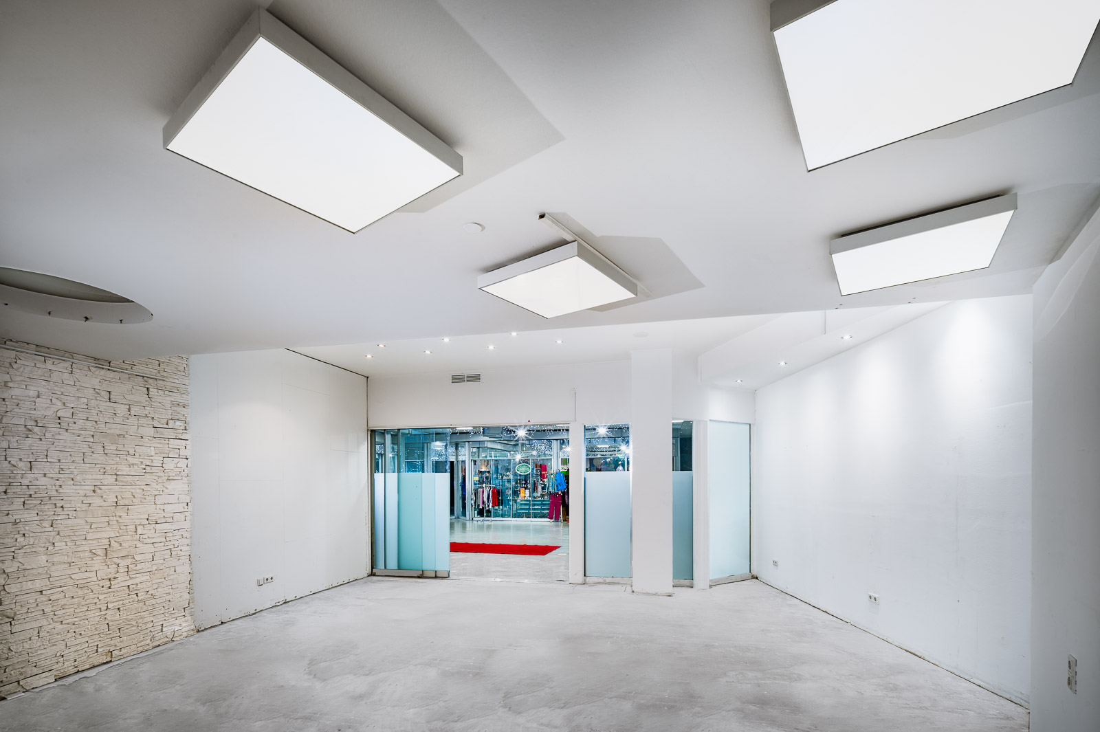 brueckcenter-ladenlokal-blick-eingang-web[1]