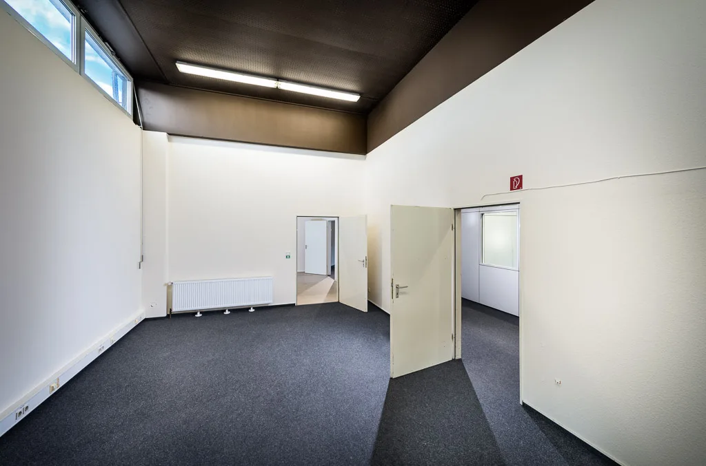 Direkt vom Eigentümer: Bürokomplex mit Nutzungsmöglichkeit als Leichtlagerhalle - Büro