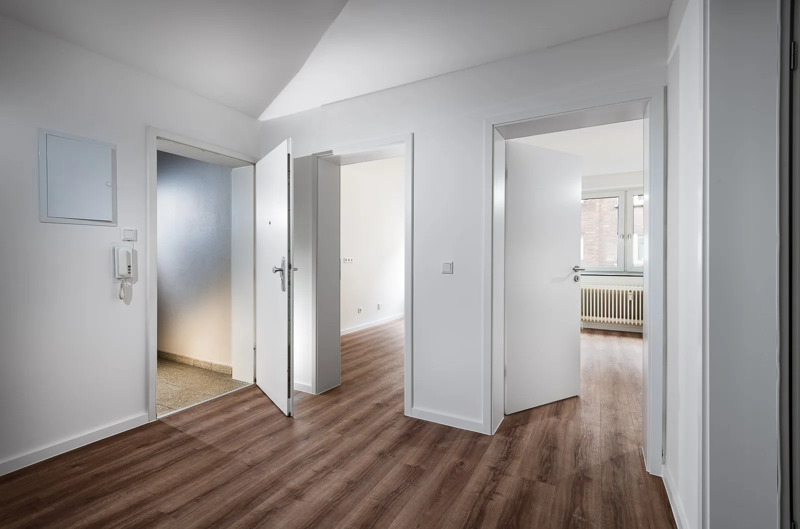 Direkt von Eigentümer: Moderne, lichtdurchflutete Wohnung in Hochschulnähe - Flur mit Eingang