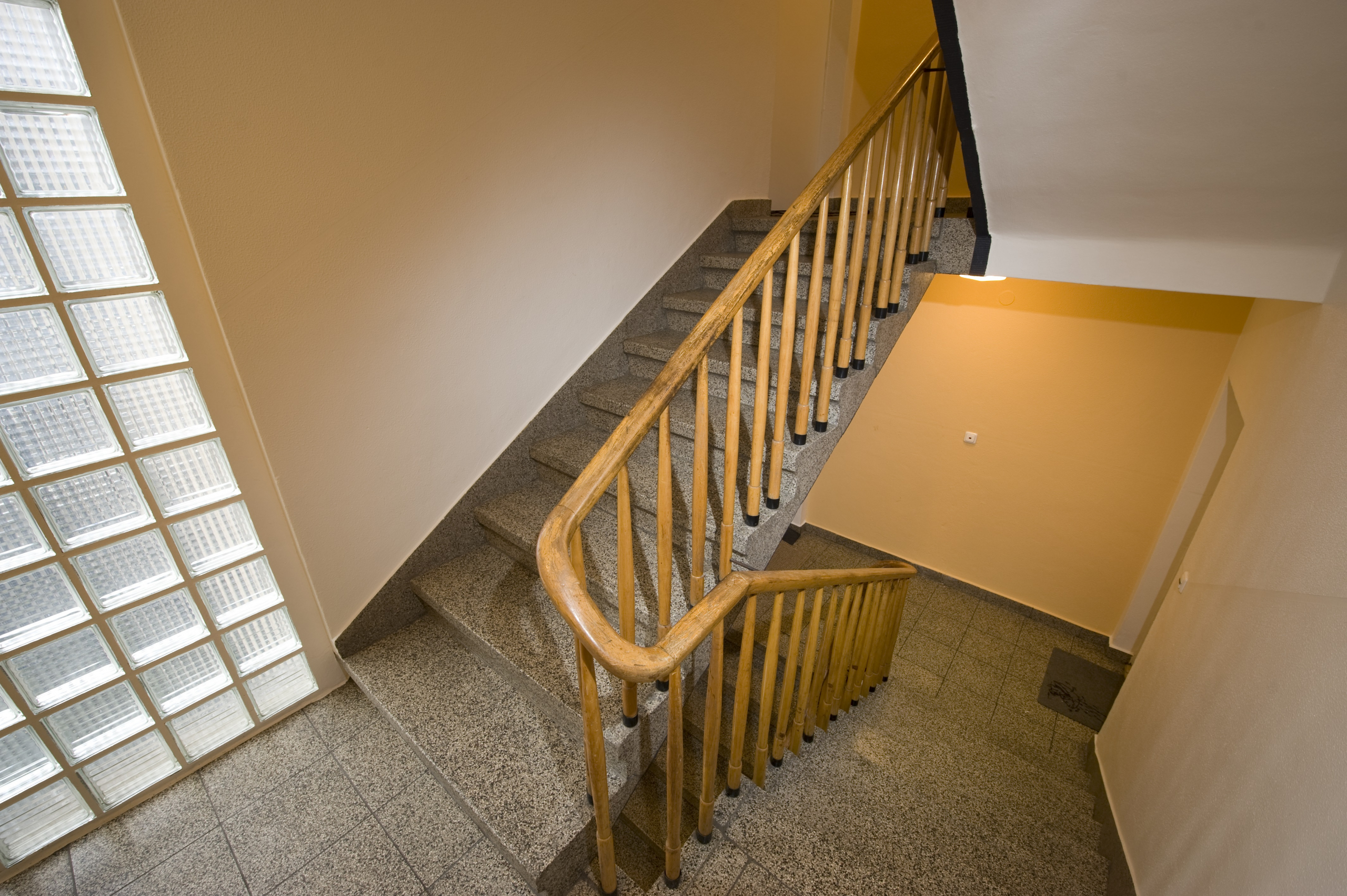 Direkt vom Eigentümer: Modern sanierte Etagenwohnung im Zentrum - bissenkamp9_treppe