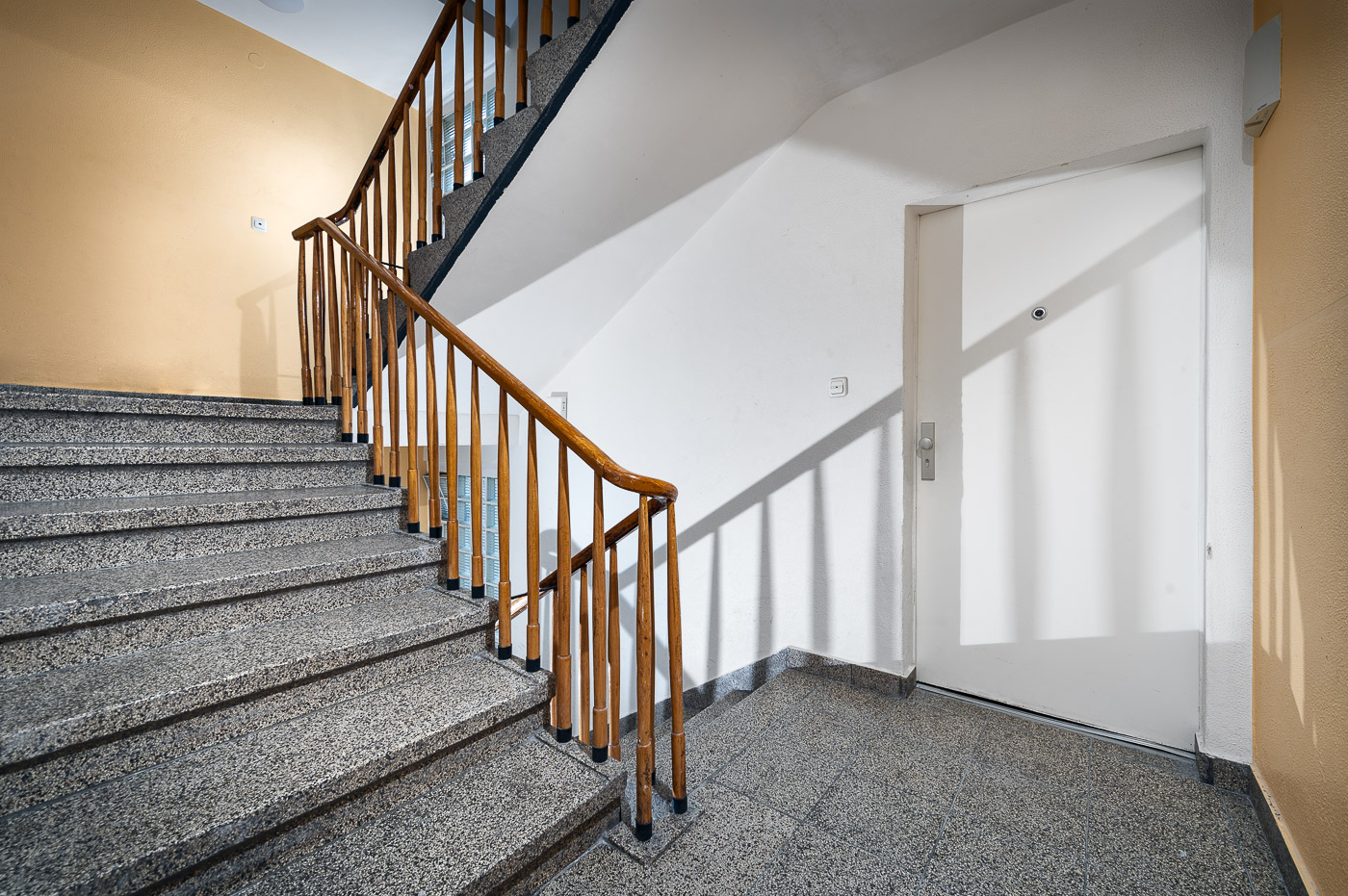 Direkt vom Eigentümer: Modern sanierte Etagenwohnung im Zentrum - bissenkamp-9-treppenhaus-web