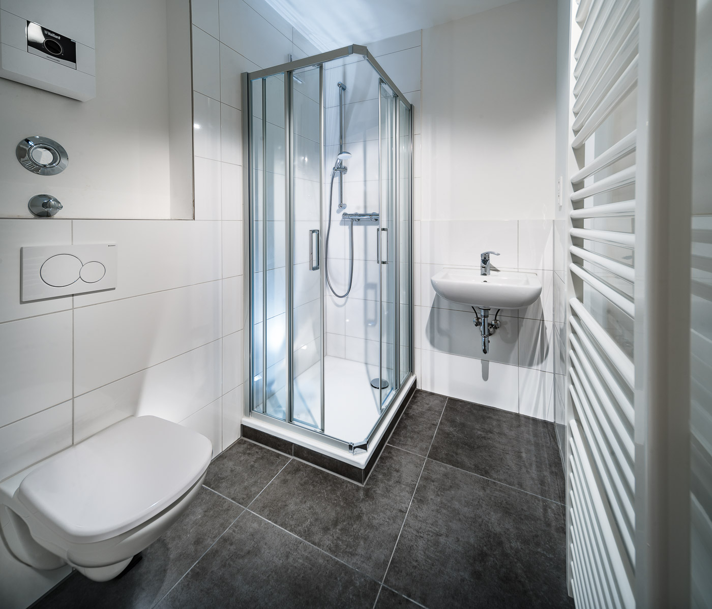 Direkt vom Eigentümer: Modern sanierte Etagenwohnung im Zentrum - bissenkamp-9-1u2og-re-wohnung-bad-web