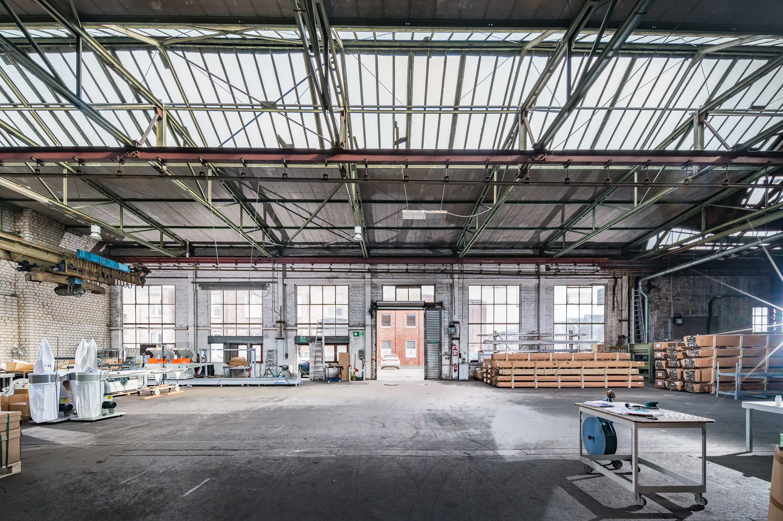 Direkt vom Eigentümer: großzügige Lagerhalle mit ebenerdiger Andienung - Halle Einfahrt
