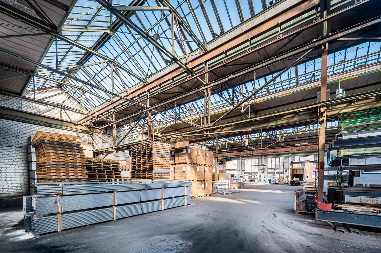 Direkt vom Eigentümer: großzügige Lagerhalle mit ebenerdiger Andienung - Halle Blick Einfahrt