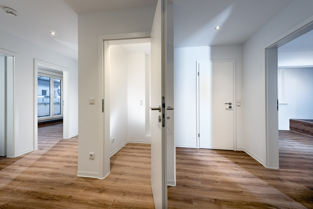 Direkt vom Eigentümer: Erstbezug! Penthouse-Wohnung mit tollem Blick - brueckstrasse-17-5og-waschraum-flur-web1