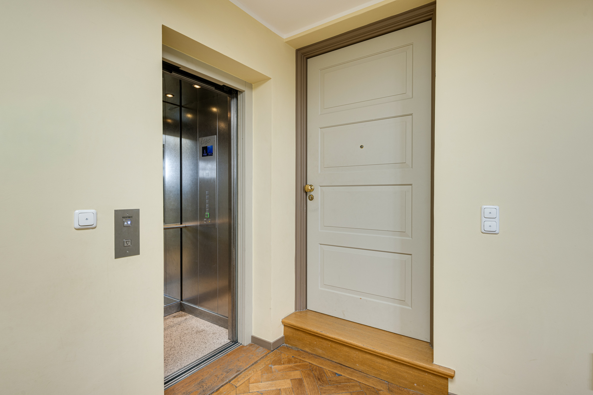 Eigentümer: Mitten in Schwabing - Dachterrassenwohnung in charmantem Altbau - Eingangstür