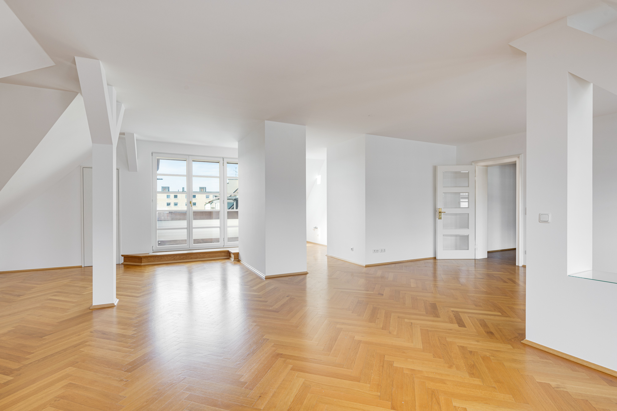 Eigentümer: Mitten in Schwabing - Dachterrassenwohnung in charmantem Altbau - Blick zur Küche / Balkon