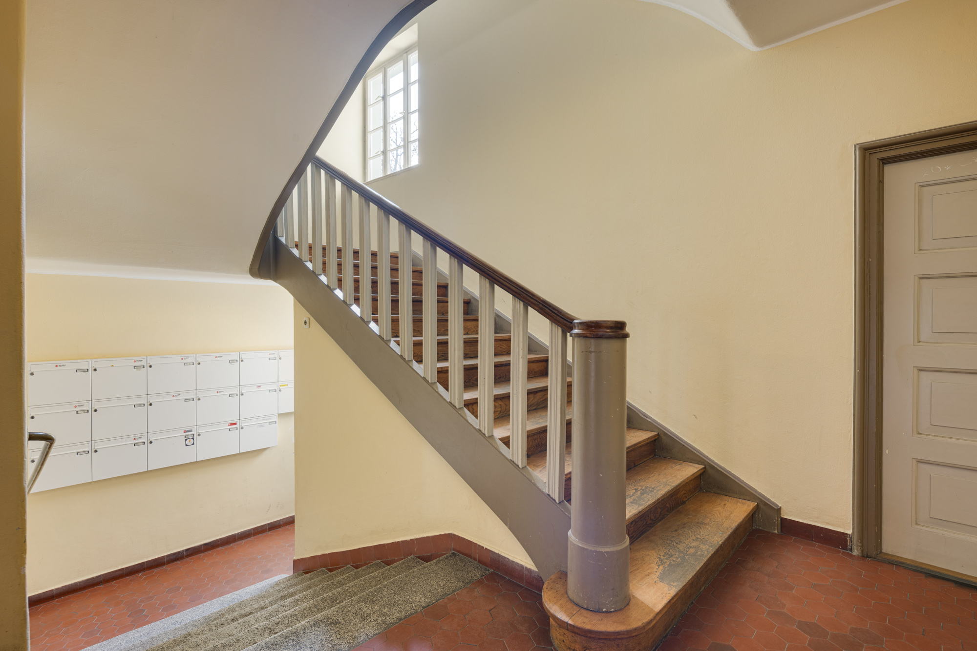 Eigentümer: Mitten in Schwabing - Dachterrassenwohnung in charmantem Altbau - Hausflur