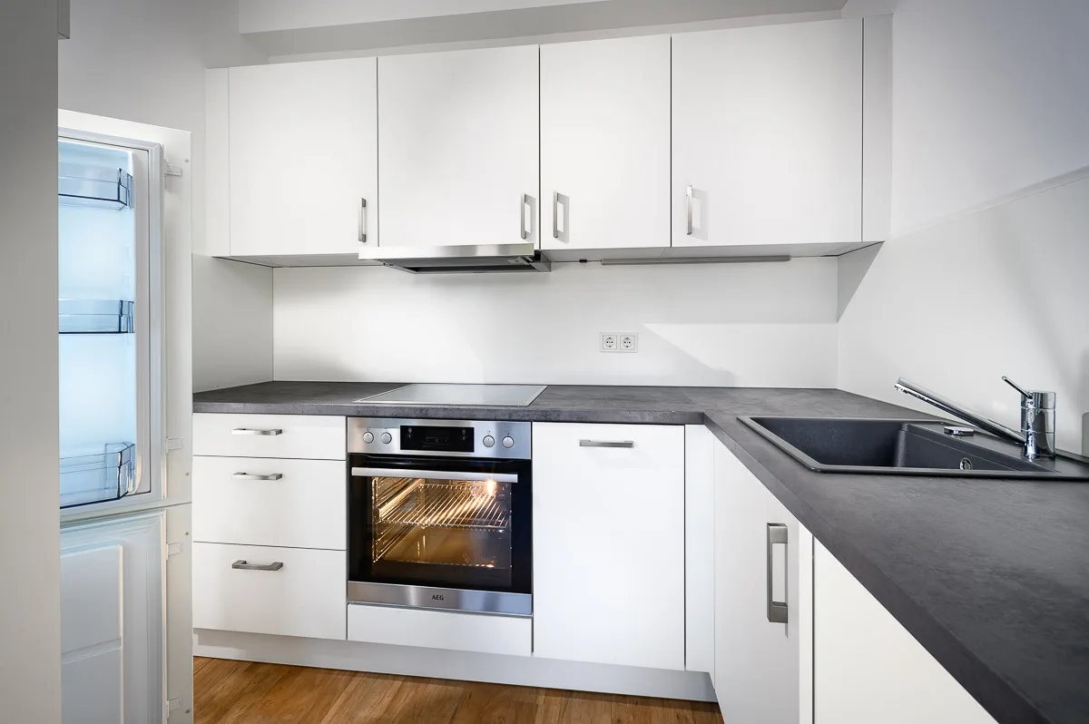 Direkt vom Eigentümer: moderne, helle Wohnung mit tollem Schnitt & sonnigem Balkon - Moderne Küche
