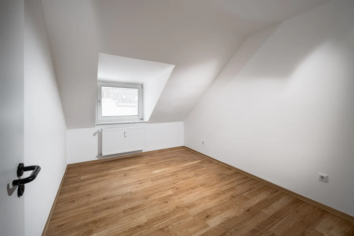 Direkt vom Eigentümer! Moderne 3- Zimmer-Wohnung im Zentrum von Dortmund - brueckstr-15-dachgesch-hofseite-raum-web[1]