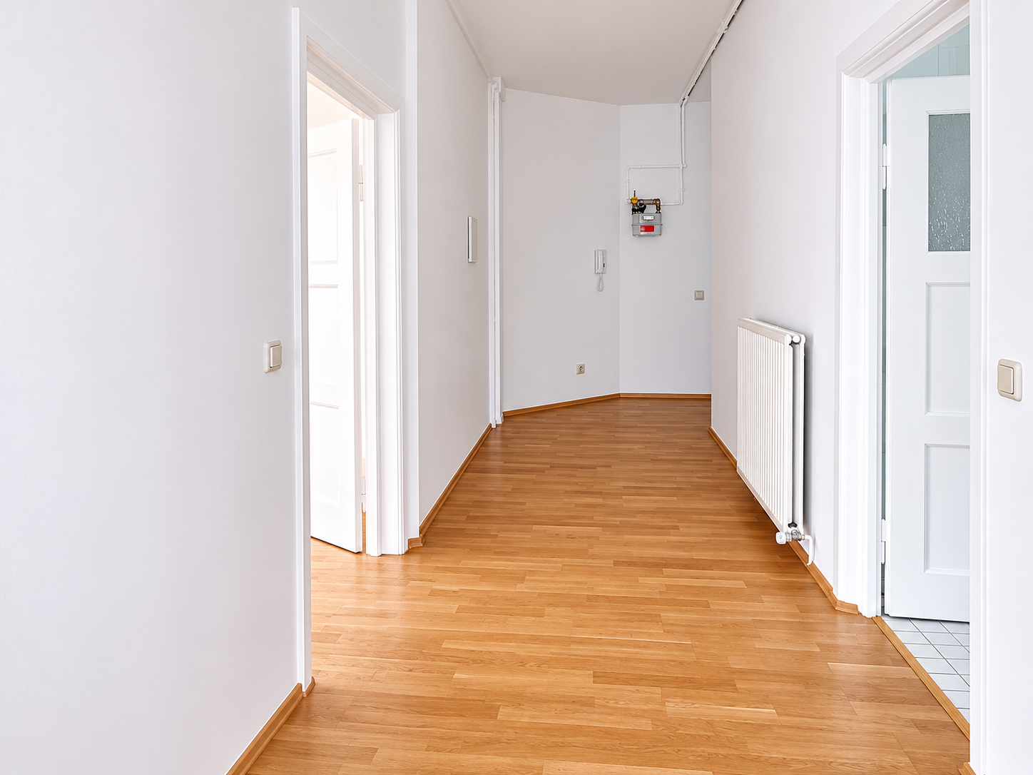 Direkt vom Eigentümer: Lichtdurchflutete Dachgeschosswohnung mit moderner Wohnküche - Flur