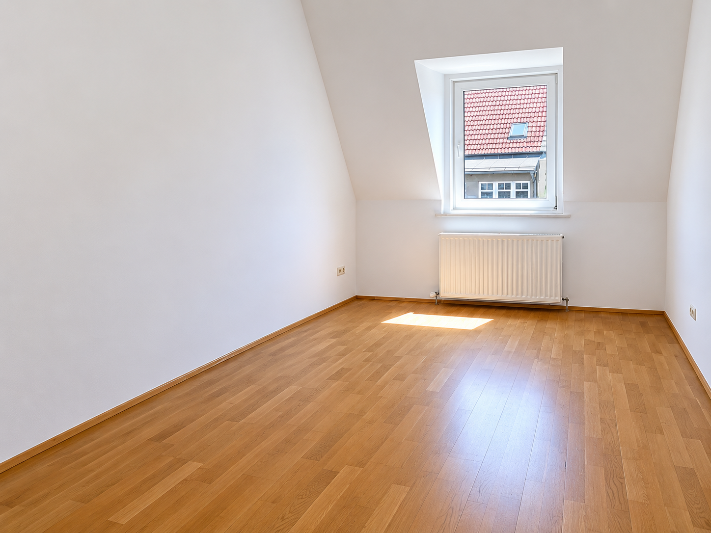 Direkt vom Eigentümer: Lichtdurchflutete Dachgeschosswohnung mit moderner Wohnküche - Arbeitszimmer