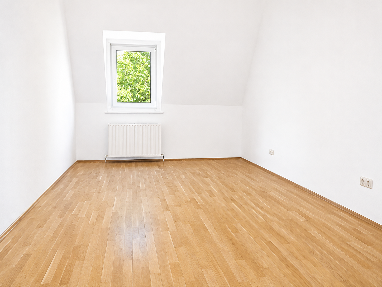 Direkt vom Eigentümer: Lichtdurchflutete Dachgeschosswohnung mit moderner Wohnküche - Schlafzimmer