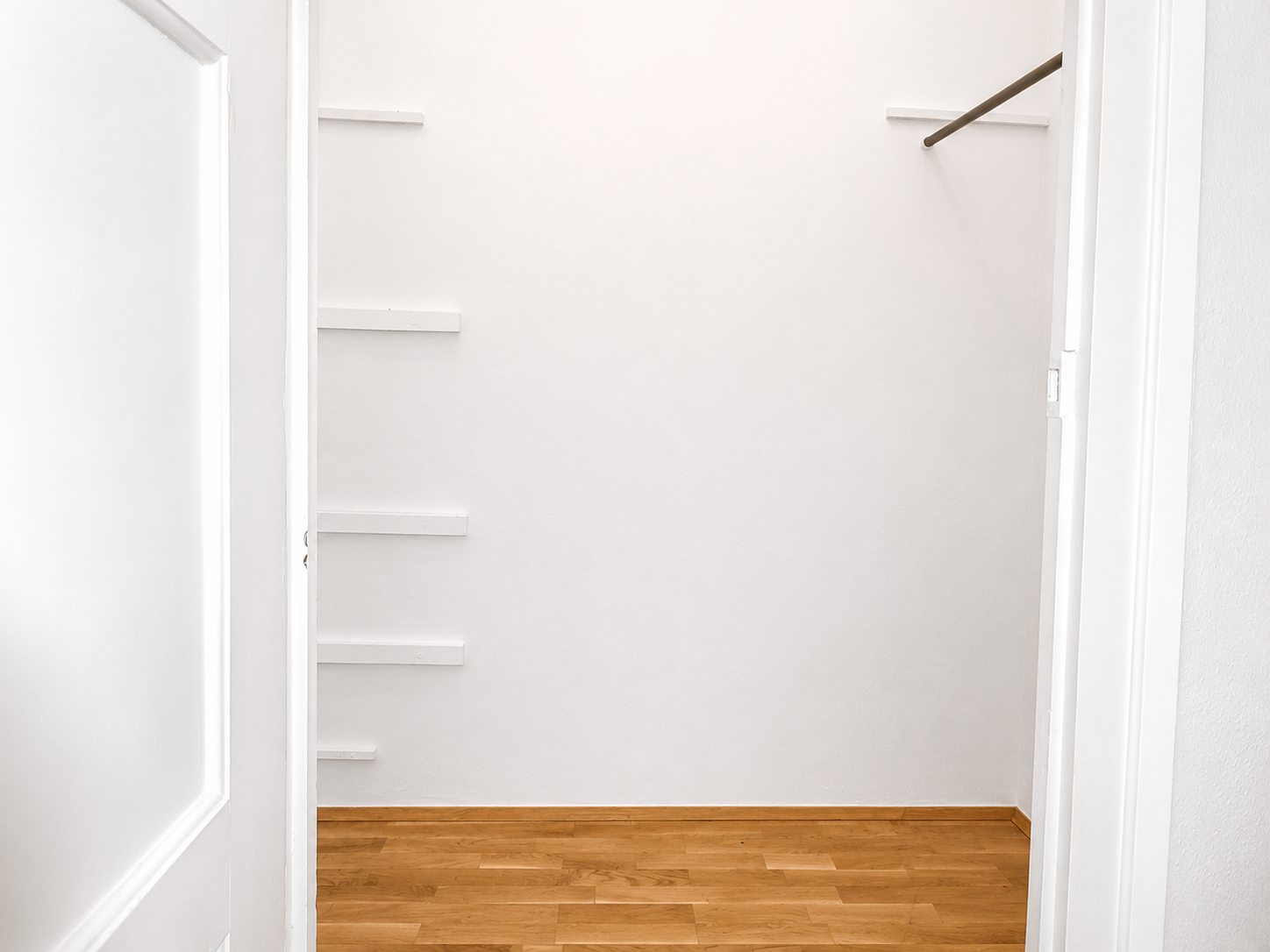 Direkt vom Eigentümer: Lichtdurchflutete Dachgeschosswohnung mit moderner Wohnküche - Abstellraum