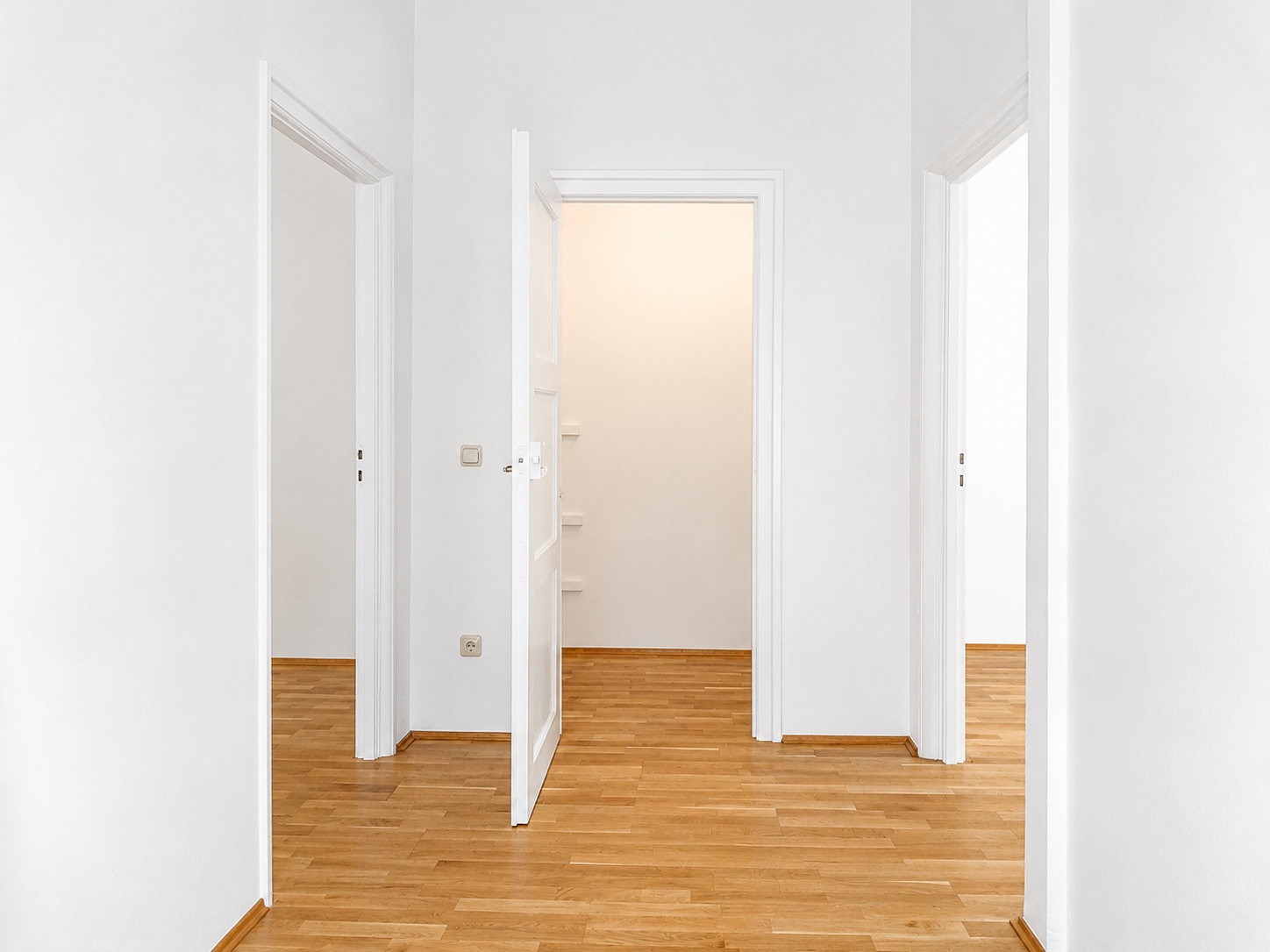 Direkt vom Eigentümer: Lichtdurchflutete Dachgeschosswohnung mit moderner Wohnküche - Abstellraum