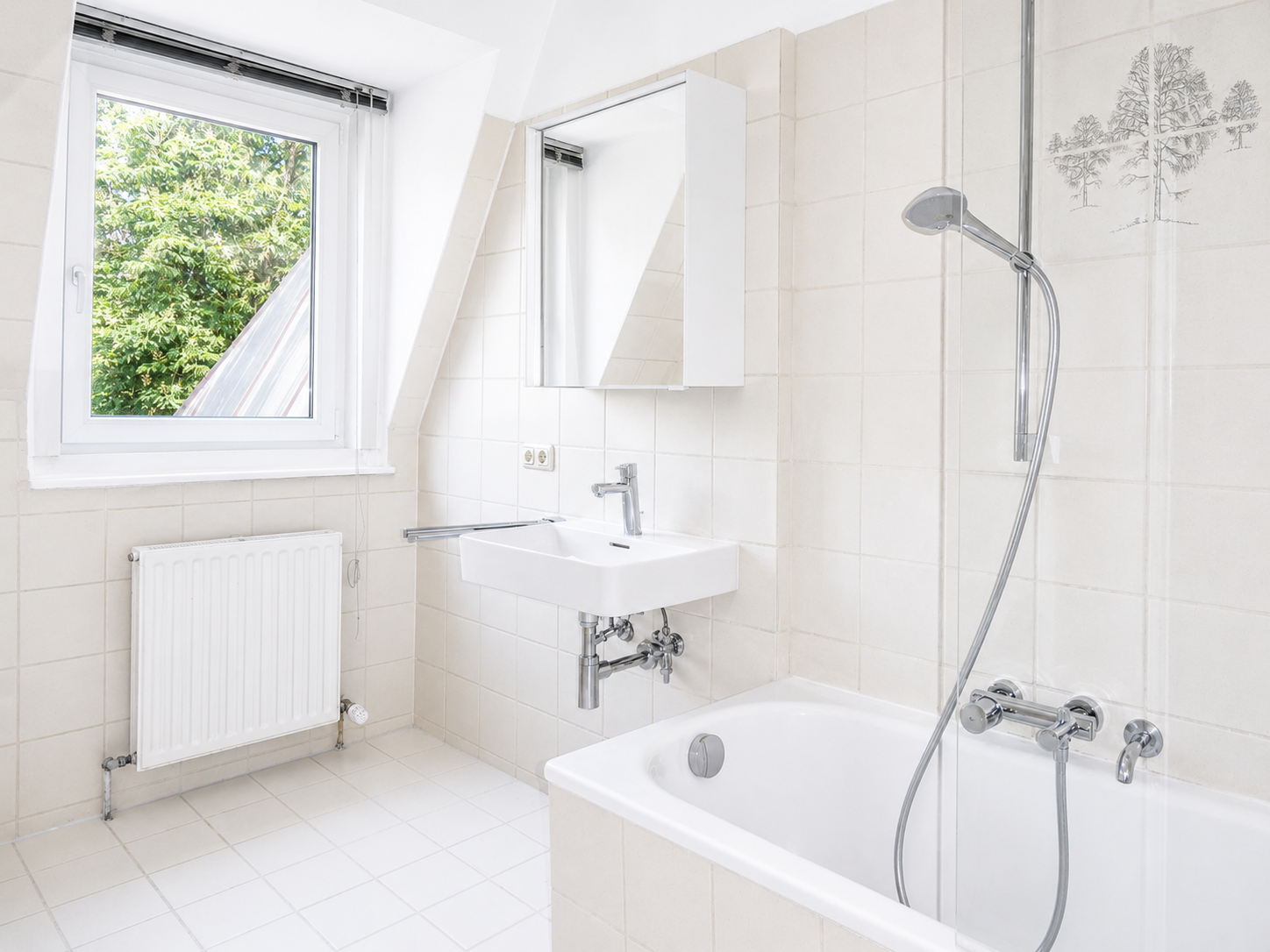 Direkt vom Eigentümer: Lichtdurchflutete Dachgeschosswohnung mit moderner Wohnküche - Badezimmer