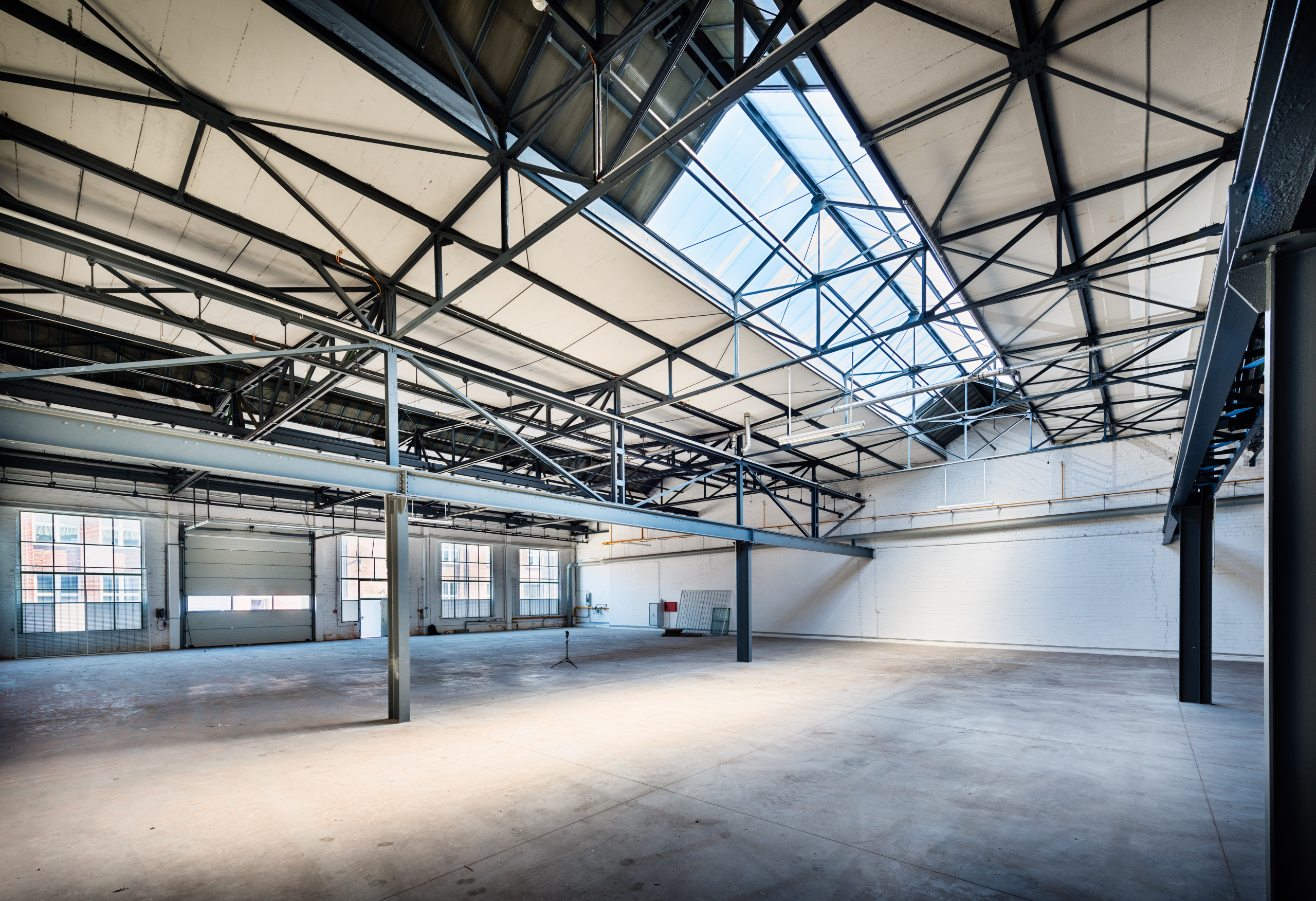 a5-lagerhalle-hilden-ellerstrasse-innen-dachfenster-druck