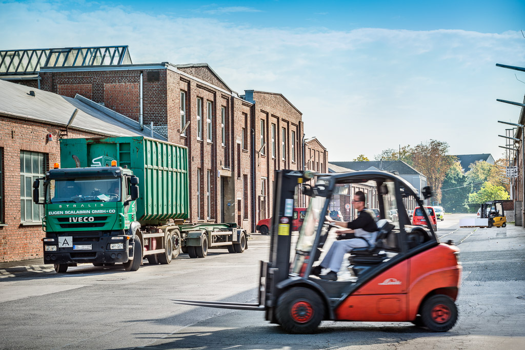 industriepark-terrania-hilden-lkw-hauptgasse-stapler-web