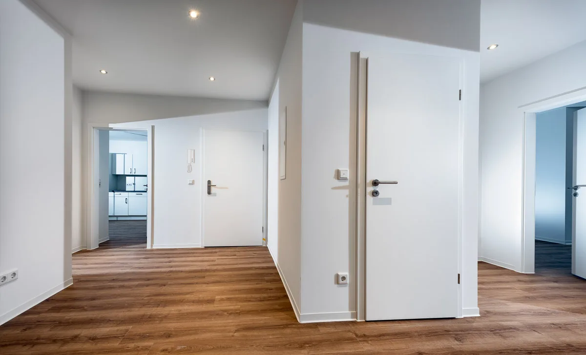 Direkt vom Eigentümer: Etagenwohnung mit Einbauküche und großzügiger Raumaufteilung in Stadtmitte - Flur