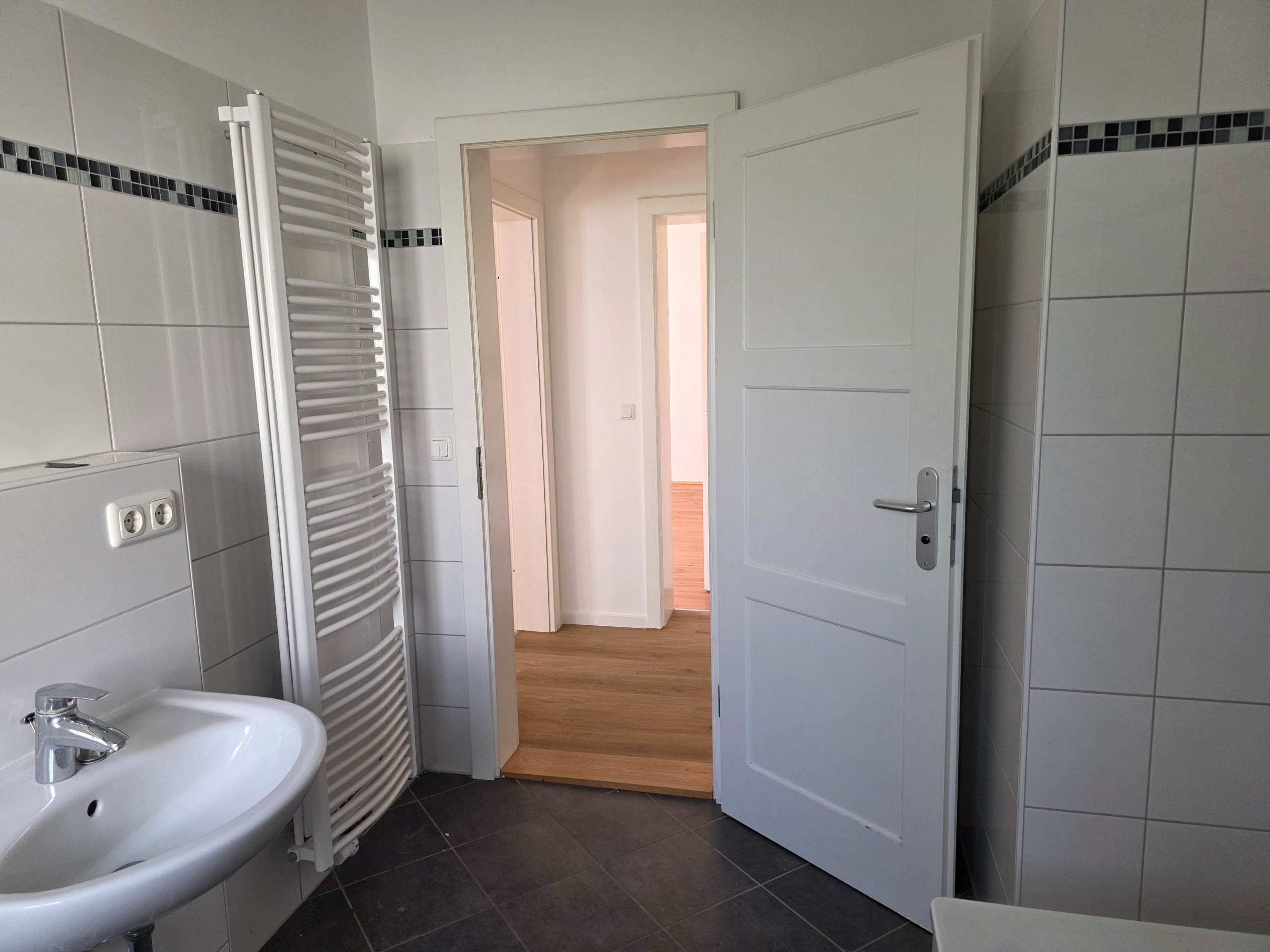 Familien-Wohnung im Herzen von Ottobrunn - Badezimmer Rückseite