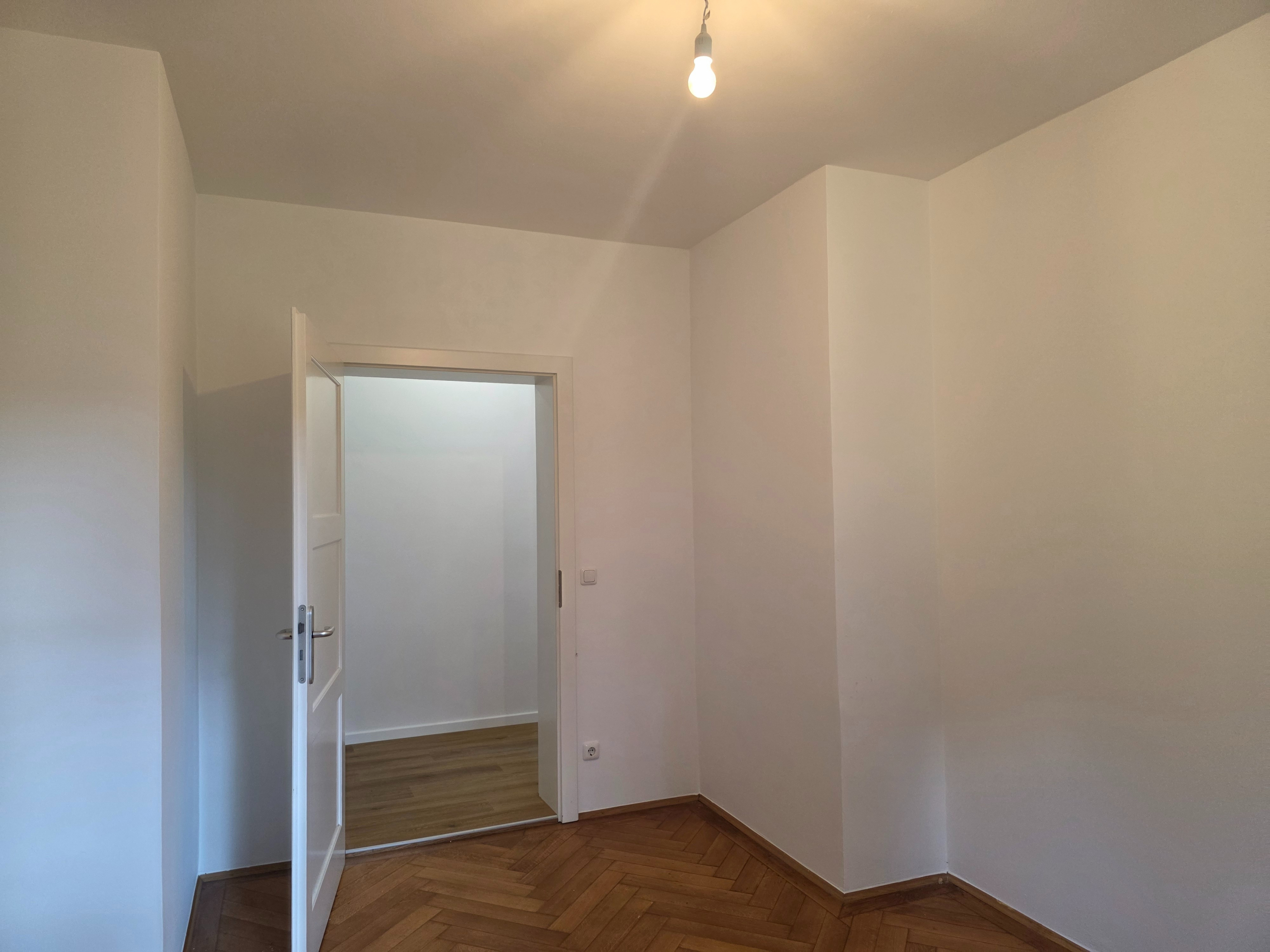 Familien-Wohnung im Herzen von Ottobrunn - Zimmer 1 Rückseite