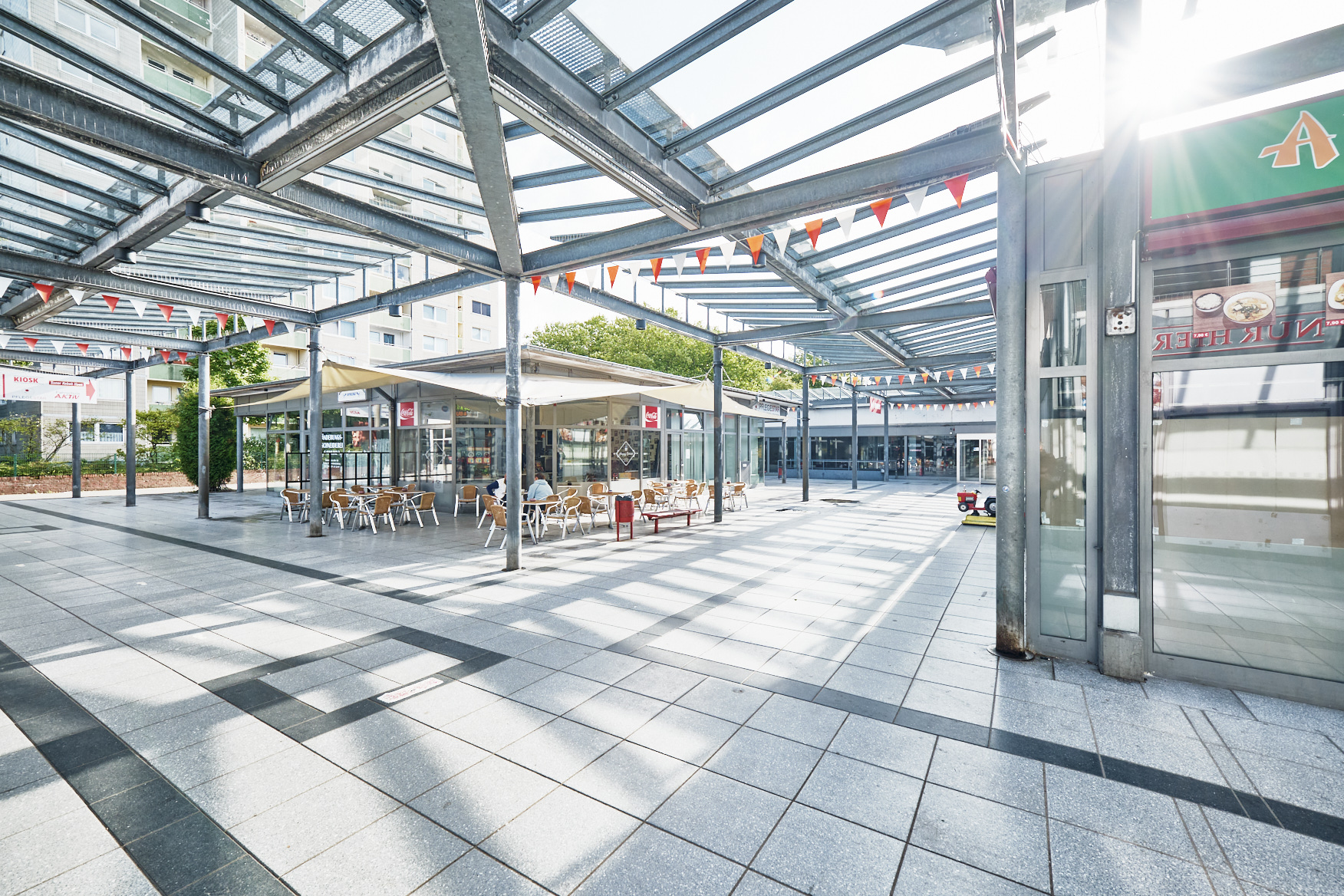 Direkt vom Eigentümer: großzügige & lichtdurchflutete Ladenfläche in attraktiver Lage im EKZ M - Passagenansicht