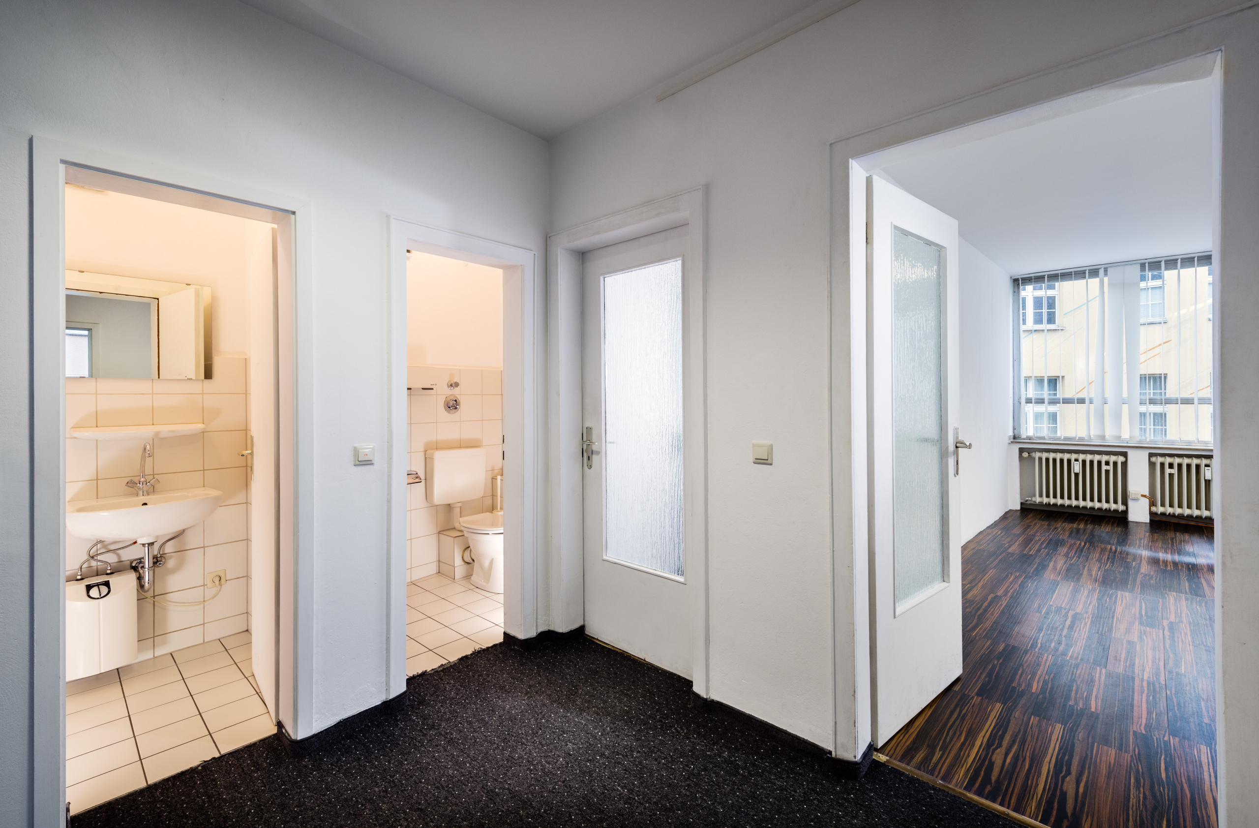Direkt vom Eigentümer: Helle Bürofläche oder Praxisfläche mit kreativem Ambiente - brueckstrasse-52-3og-toiletten-druck