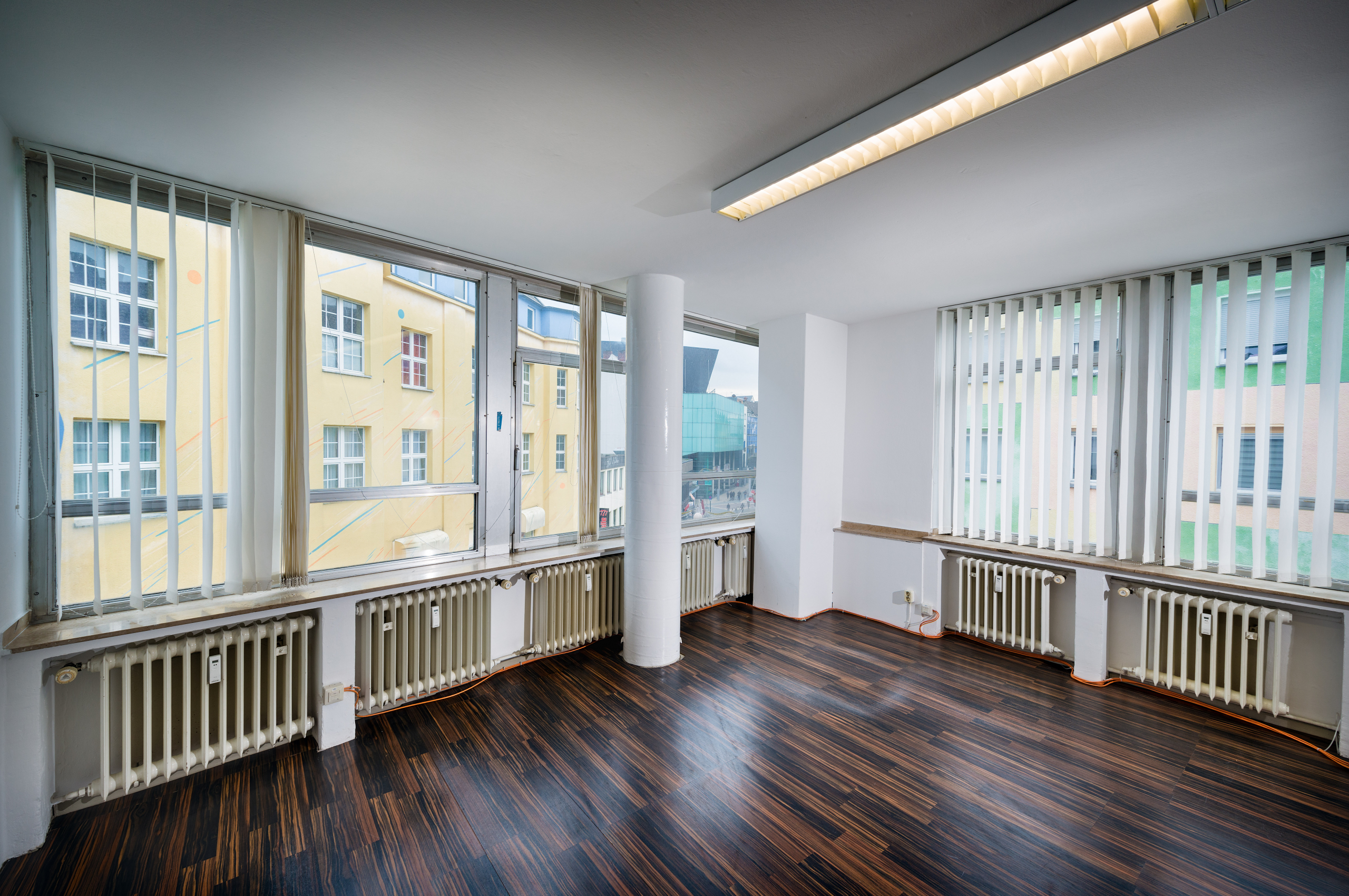 Direkt vom Eigentümer: Helle Bürofläche oder Praxisfläche mit kreativem Ambiente - brueckstrasse-52-3og-grosser-raum-strassensicht-druck