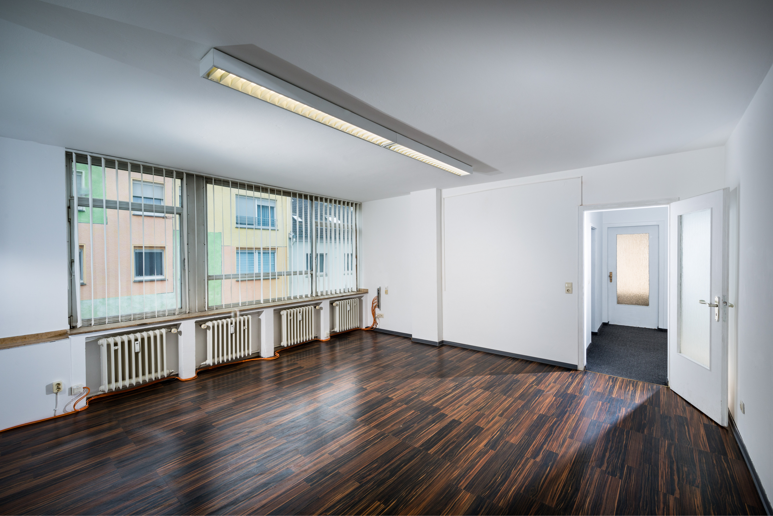 Direkt vom Eigentümer: Helle Bürofläche oder Praxisfläche mit kreativem Ambiente - brueckstrasse-52-3og-grosser-raum-flursicht-druck