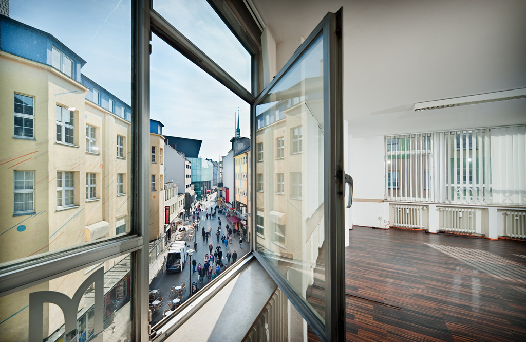 Direkt vom Eigentümer: Helle Bürofläche oder Praxisfläche mit kreativem Ambiente - brueckstr-52-dortmund-3og-fensterblick_1
