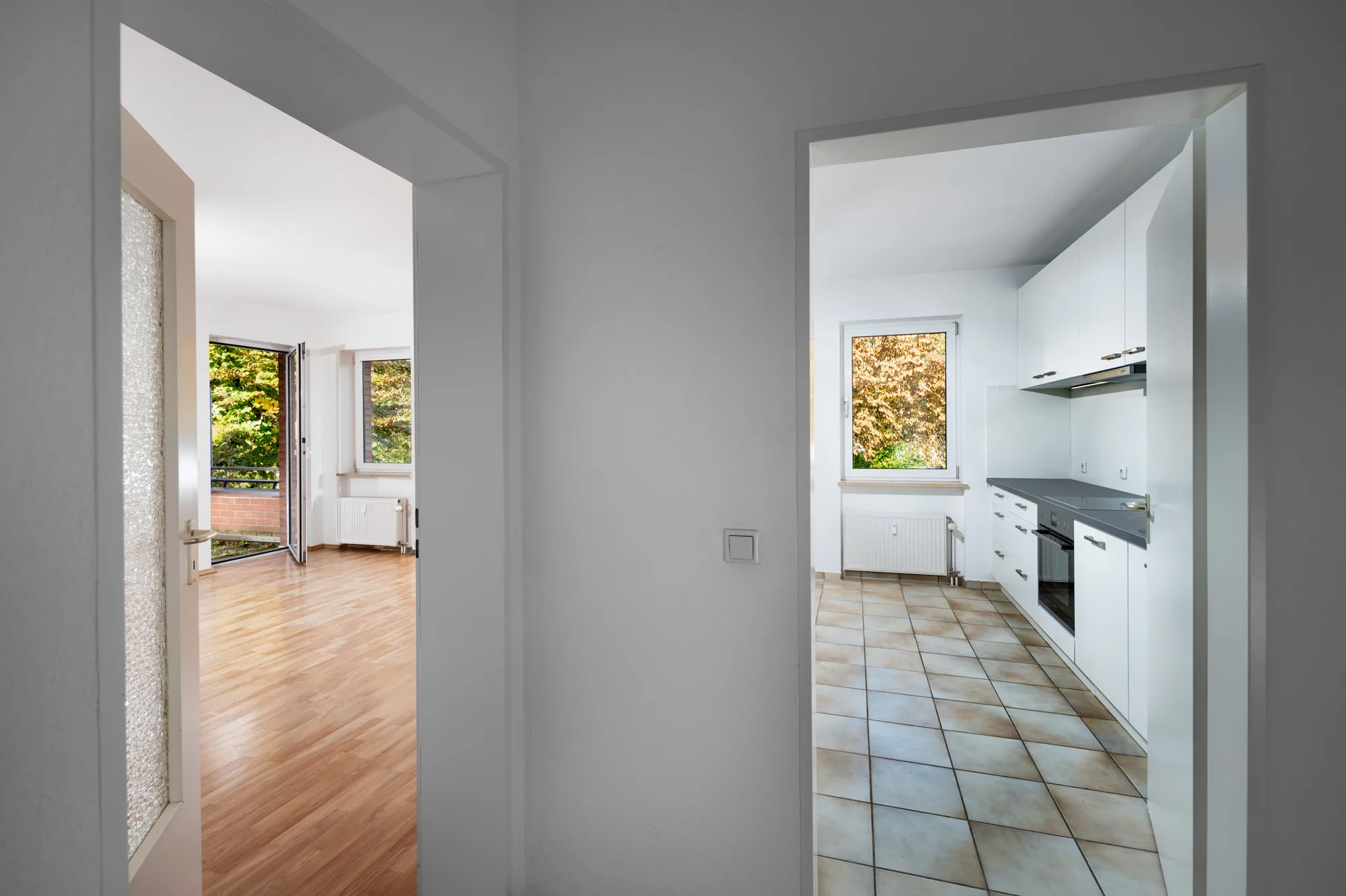 Direkt vom Eigentümer: Helle, moderne 2-Zimmer-Wohnung mit Balkon! - altenbrueck-9-1og-links-kuech-wohnzimmer-web