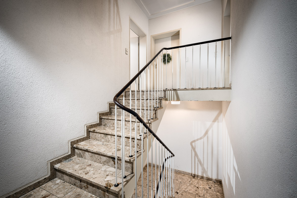 Direkt vom Eigentümer: Helle, moderne 2-Zimmer-Wohnung mit Balkon! - Treppenhaus