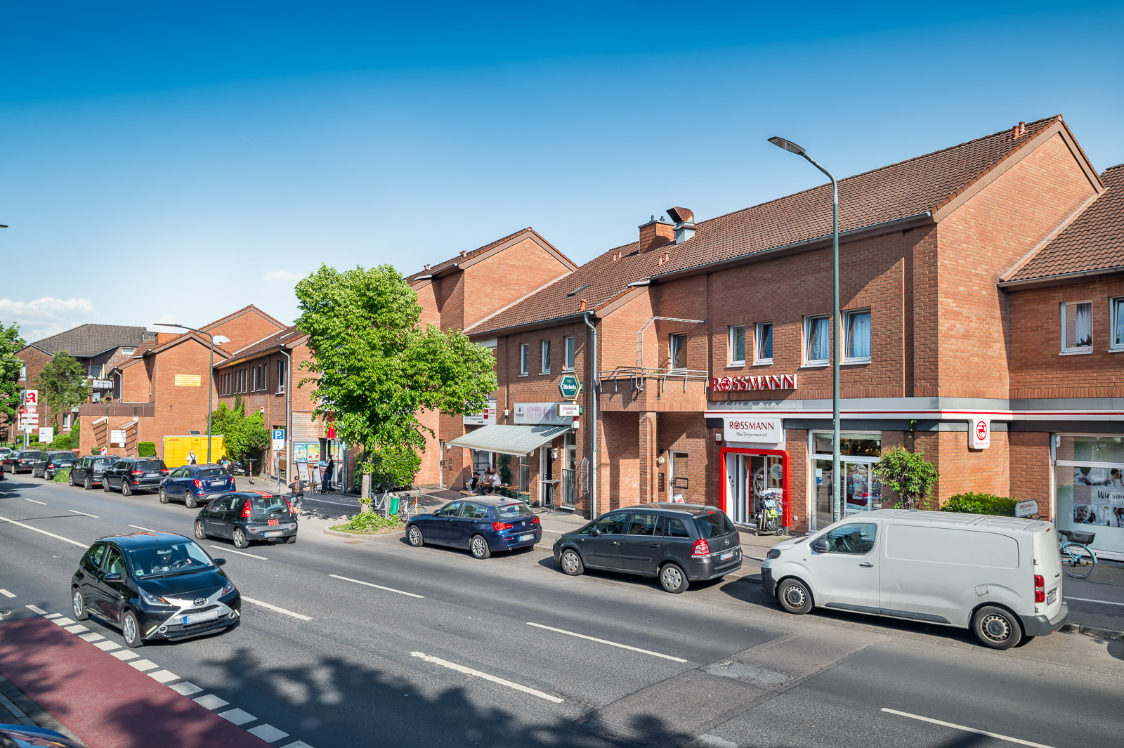 Direkt vom Eigentümer: Helle, moderne 2-Zimmer-Wohnung mit Balkon! - Straßenansicht