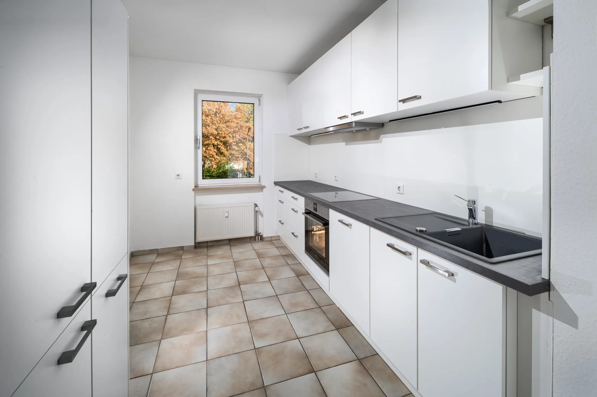 Direkt vom Eigentümer: Helle, moderne 2-Zimmer-Wohnung mit Balkon! - altenbrueck-9-1og-links-kuechenzeile-fenstersicht-web