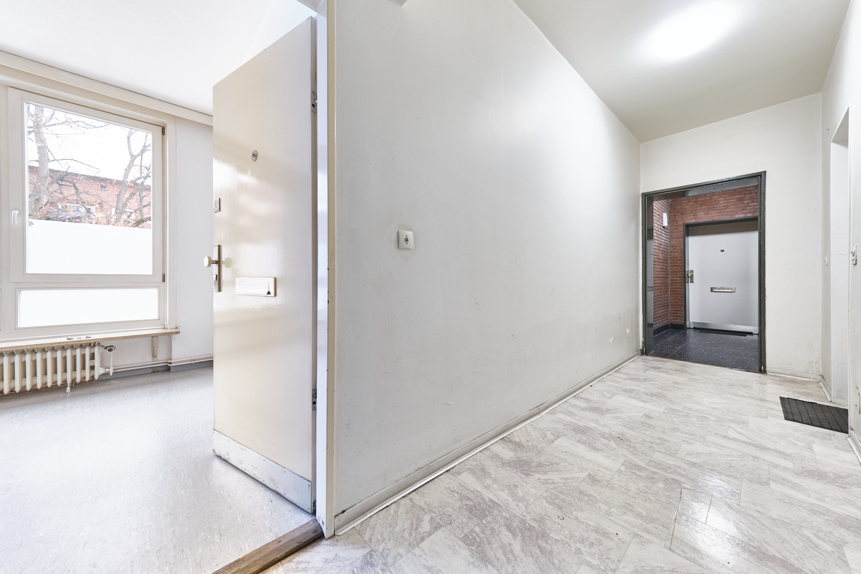 Direkt vom Eigentümer: helle und charmante Wohnung in gepflegtem Umfeld - Flur