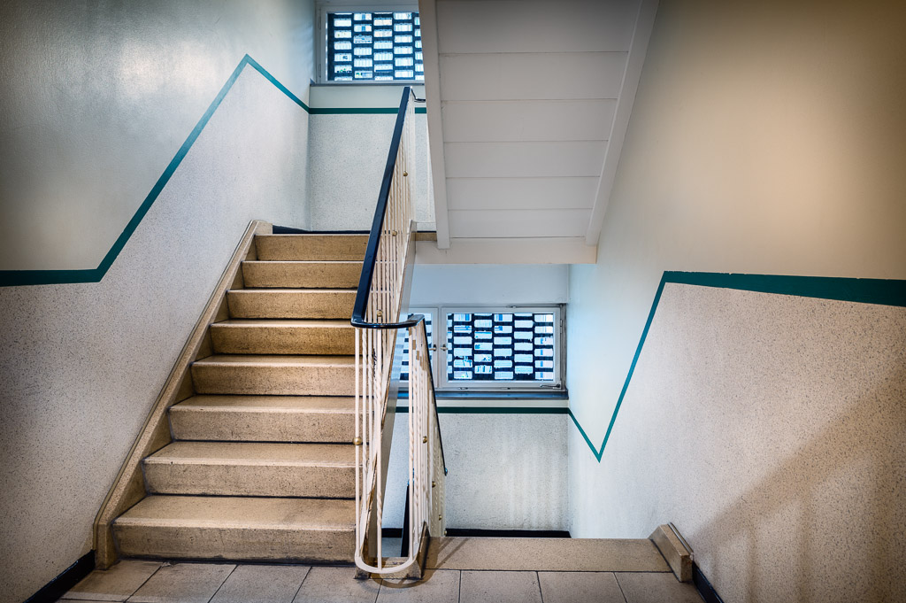 Direkt von Eigentümer: saniertes City-Apartment mit Stil - Treppenhaus