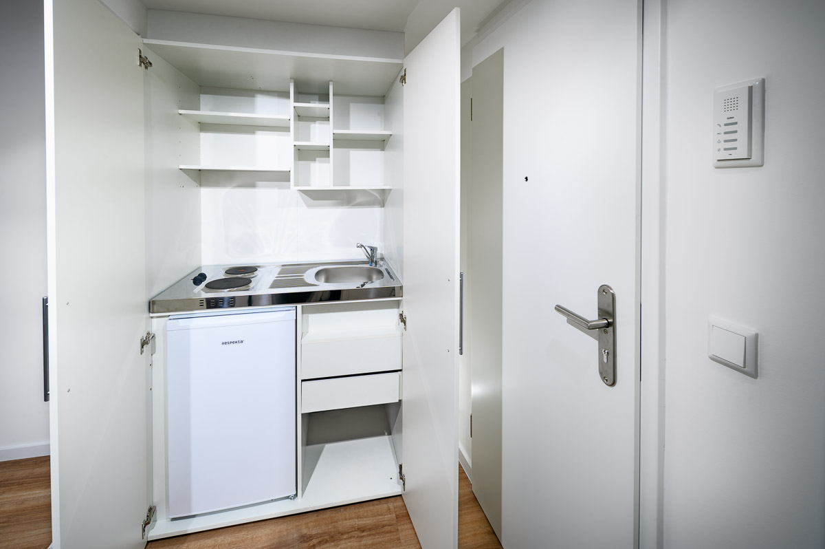 Direkt von Eigentümer: saniertes City-Apartment mit Stil - buelowstrasse-14-schrankkueche-web