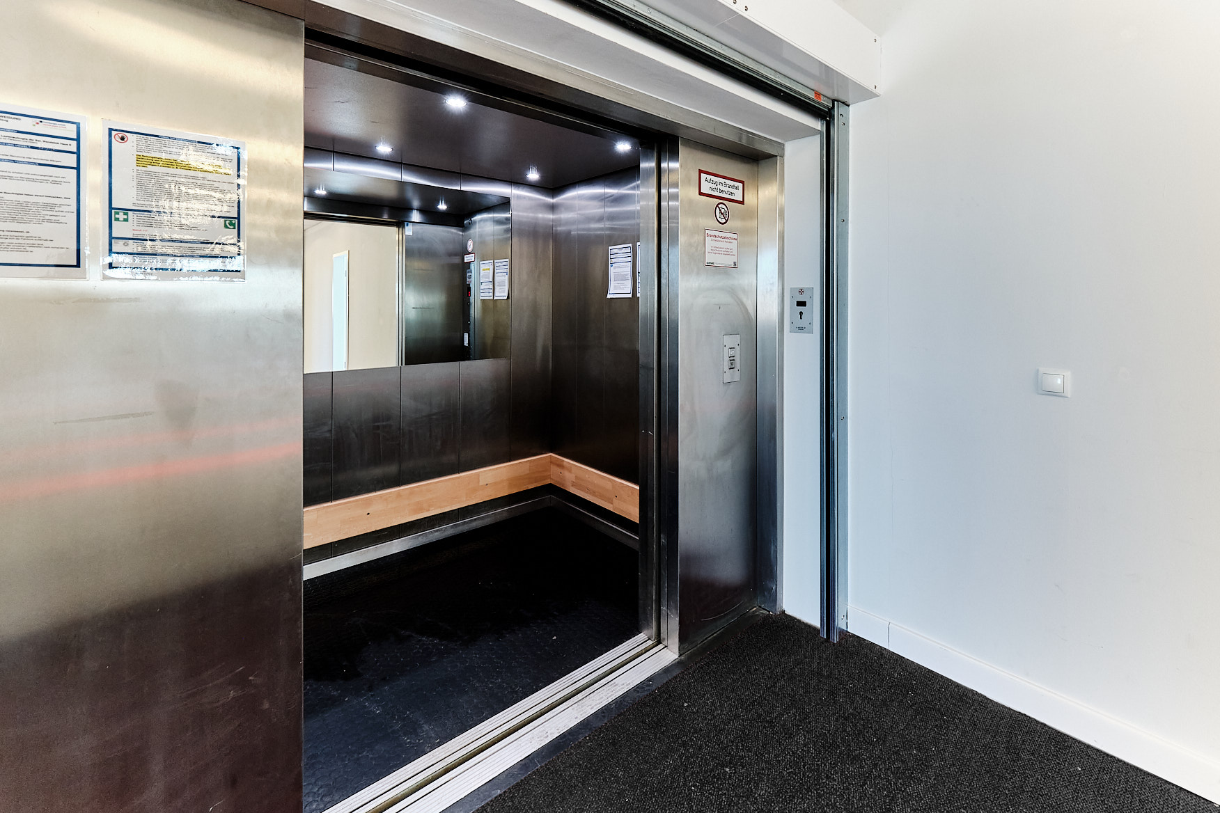 Direkt vom Eigentümer: Bürofläche mit individuellem Charme - Aufzug